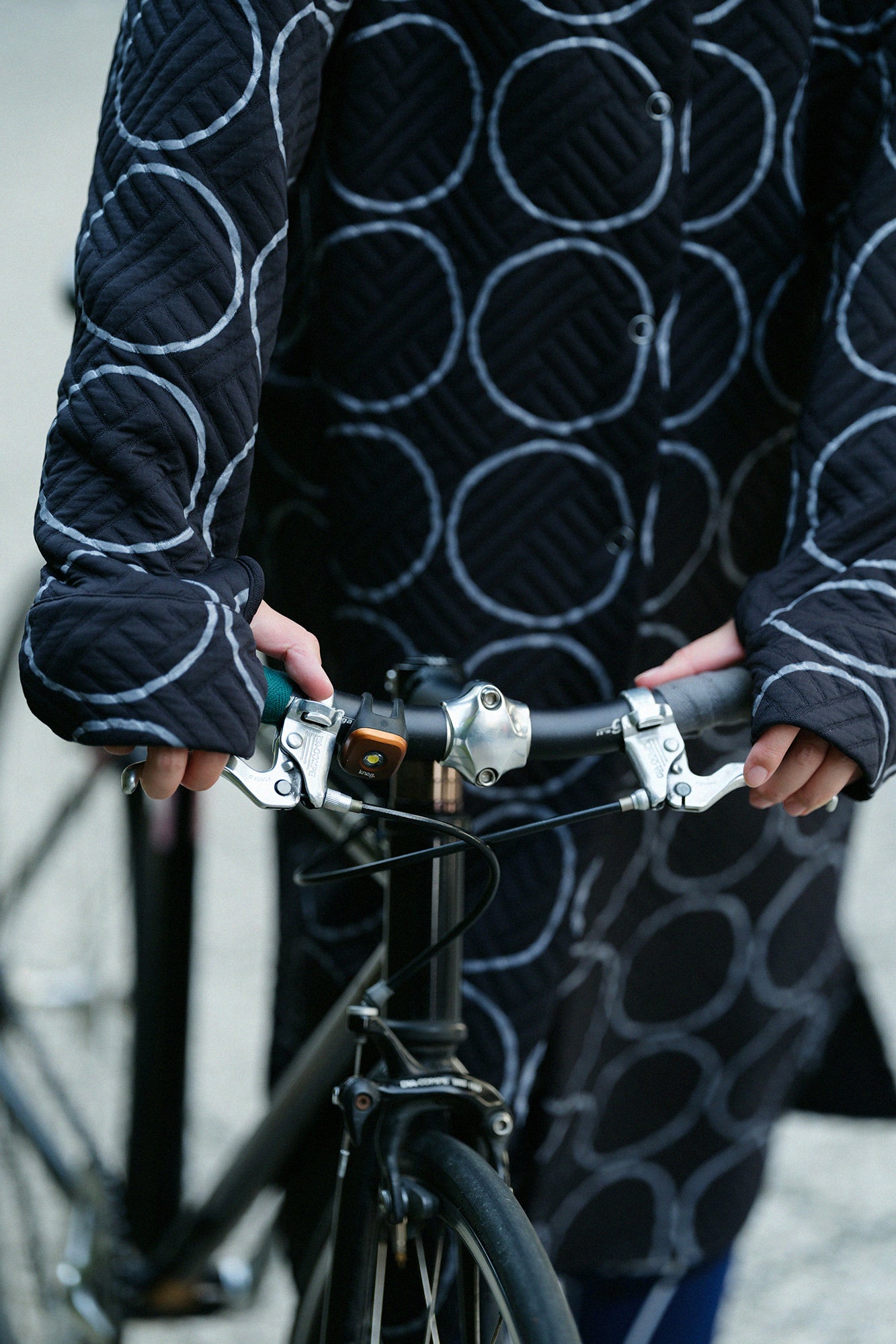 絎縫緹花 SANPO連身裙/排圈圈 黑色