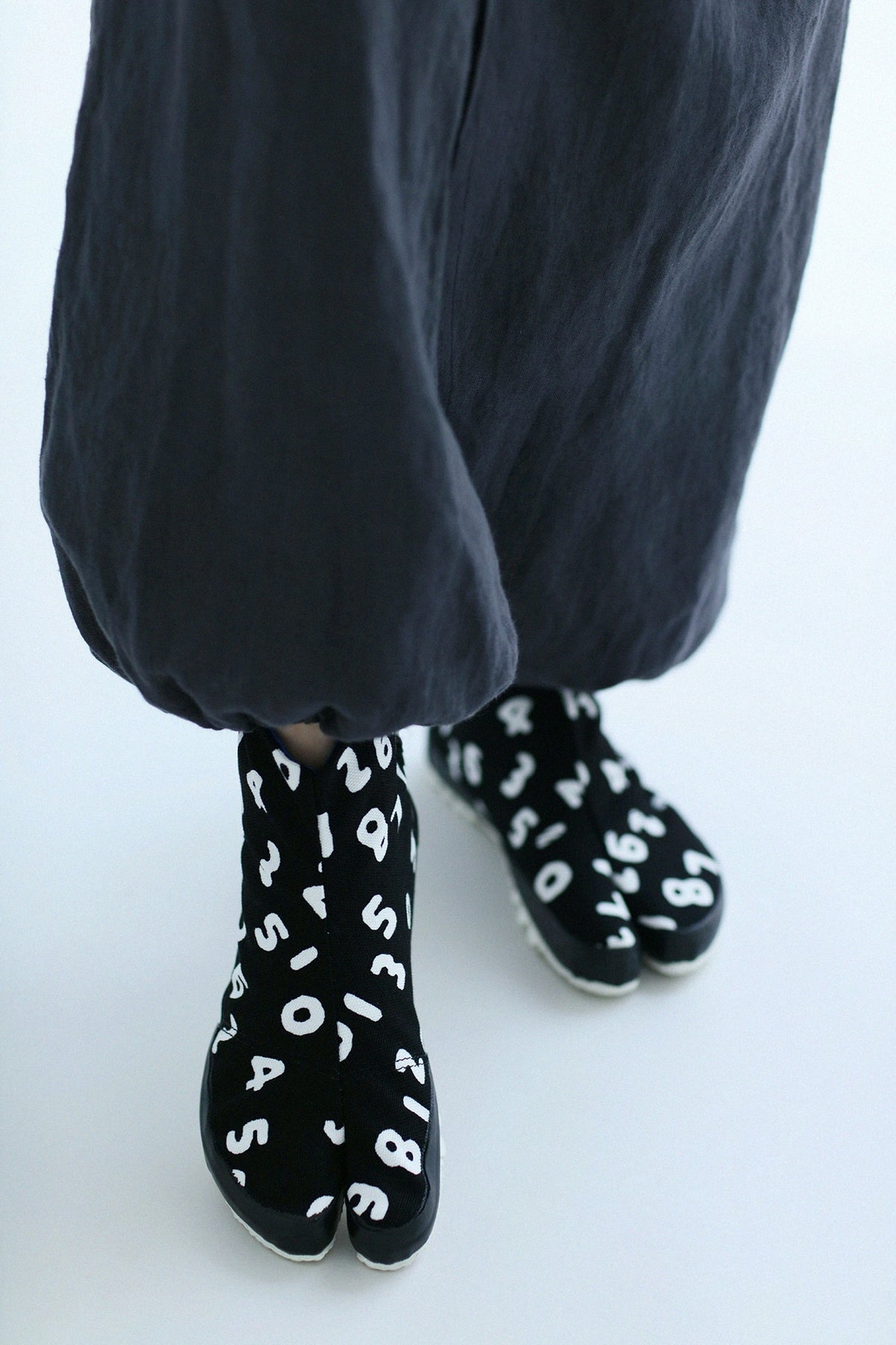 Split Toe Tabi Shoes / SO-SU-U Kon