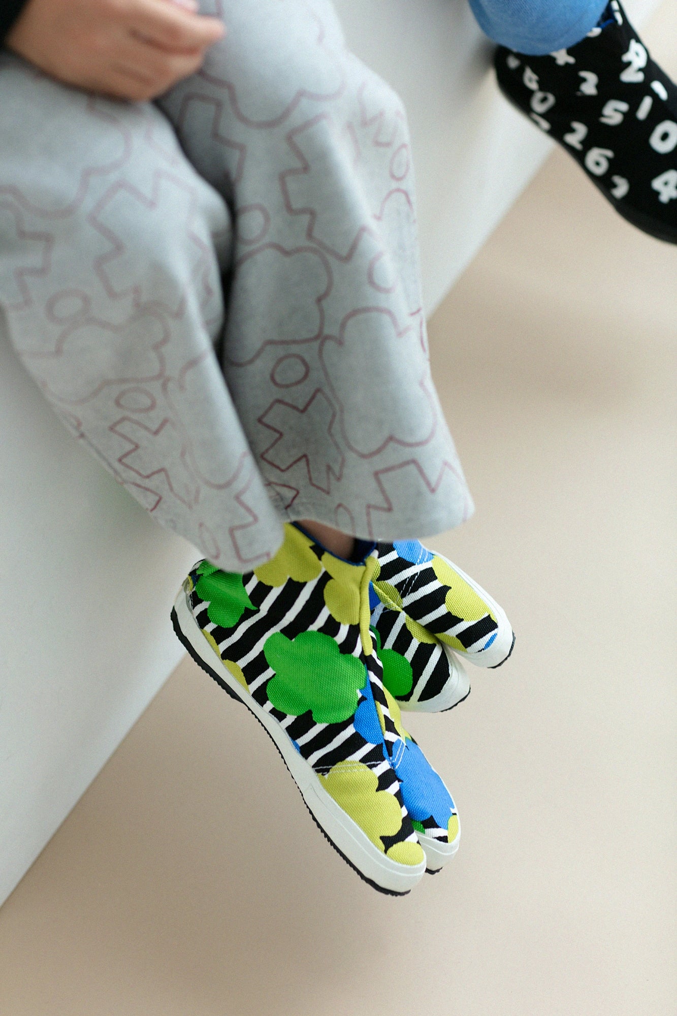 ● Split Toe Tabi Shoes for Kids / Woven Roses 2