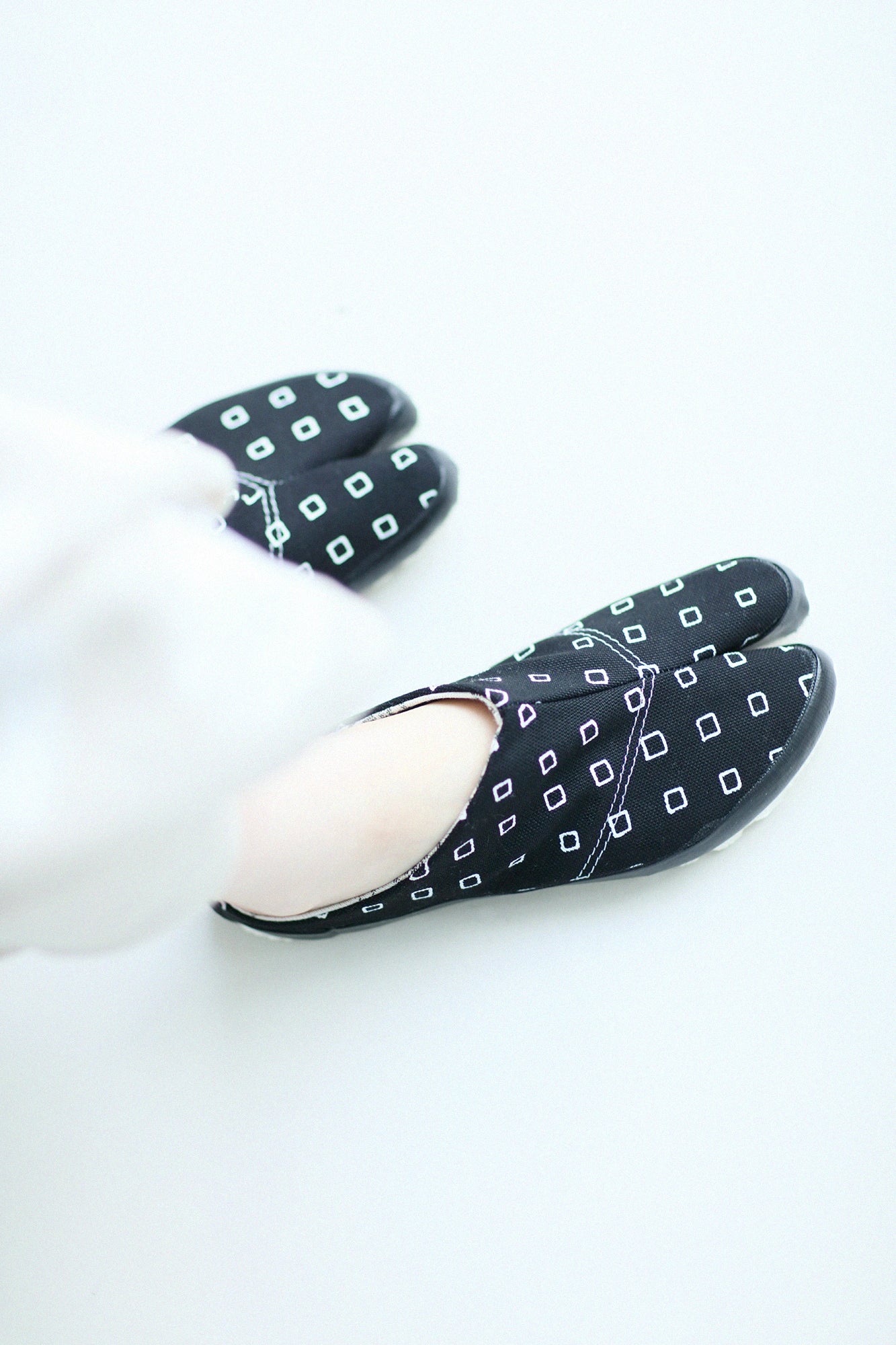 Chaussettes Tabi avec collage sur la couleur de plumes humides Tabi / Masu (Masu) (Nutar) x Tsukumo