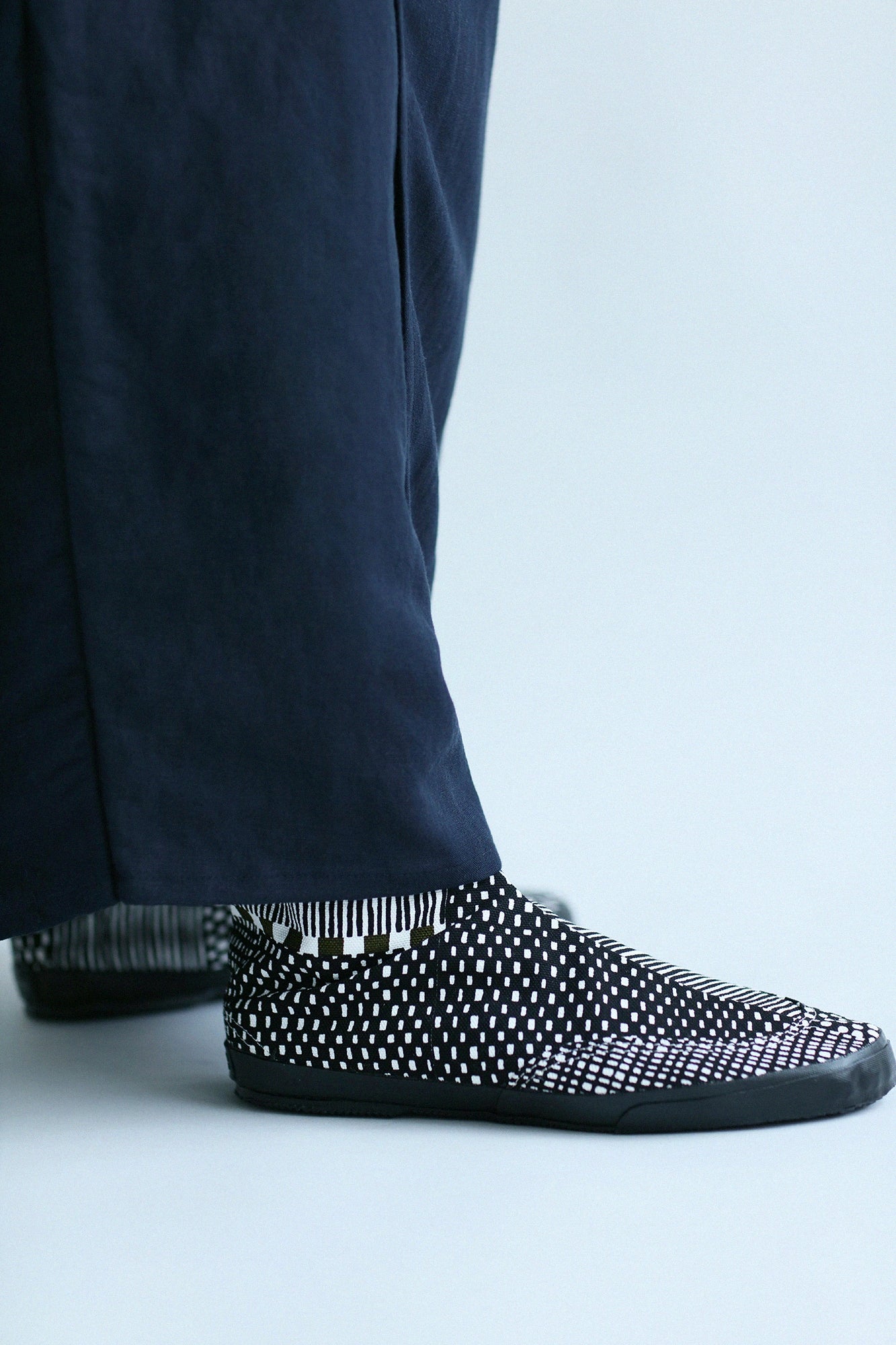 先丸地下足袋／間がさね 墨黒に苔（まがさね すみぐろにこけ）