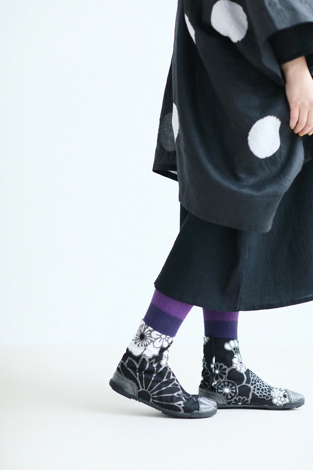 Marugo Split Toe Tabi Shoes / Gold Damask Shades of Night