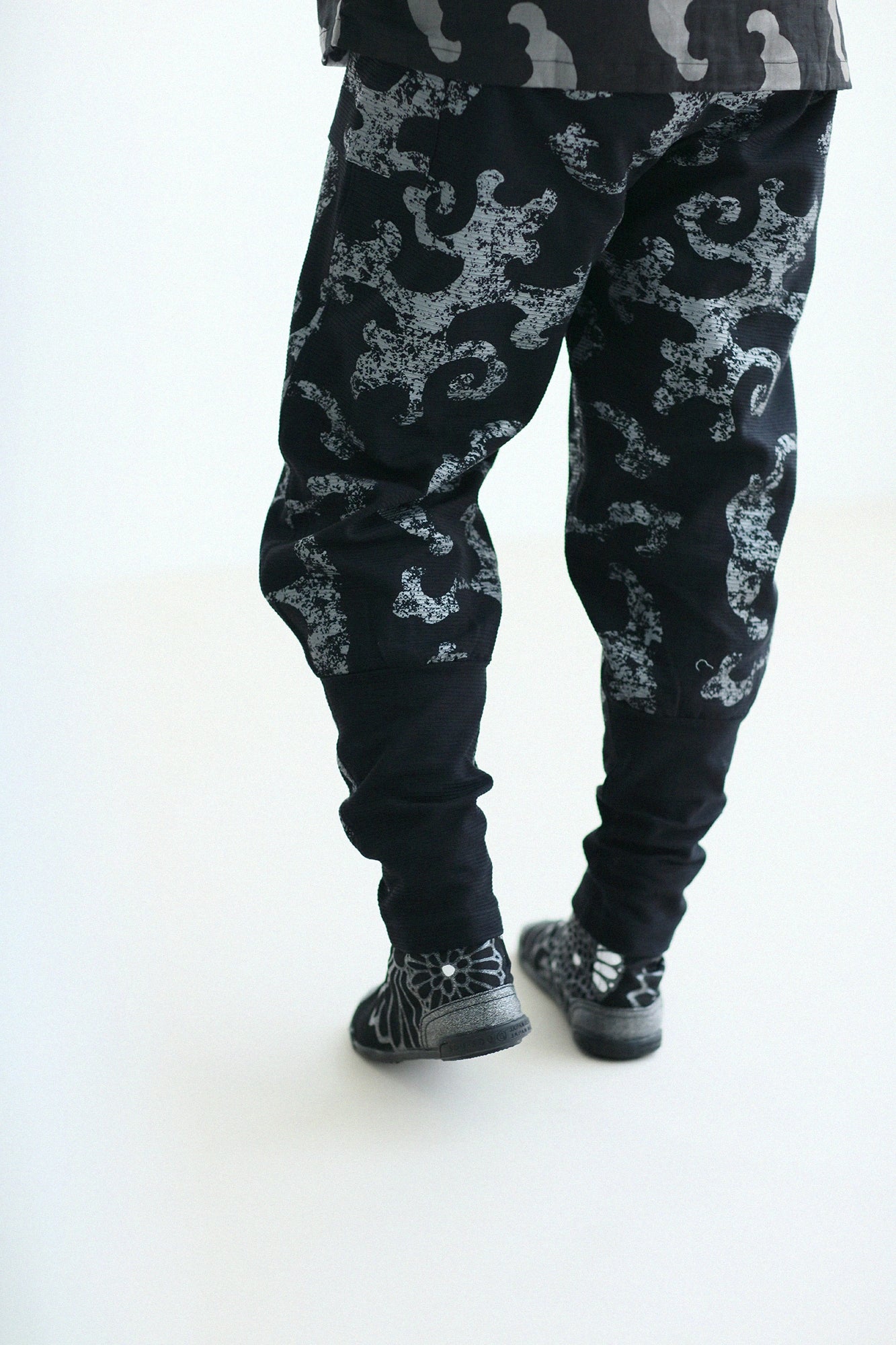 Marugo Split Toe Tabi Shoes / Gold Damask Shades of Night