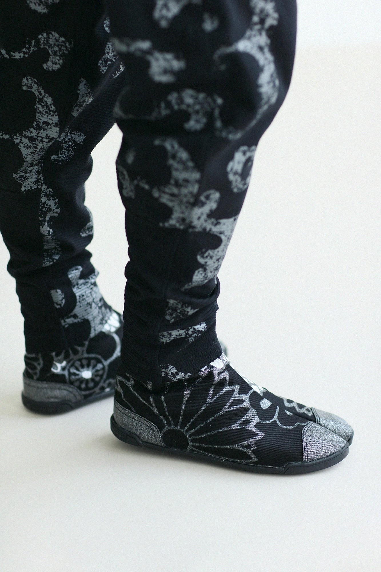 Marugo Split Toe Tabi Shoes / Gold Damask Shades of Night