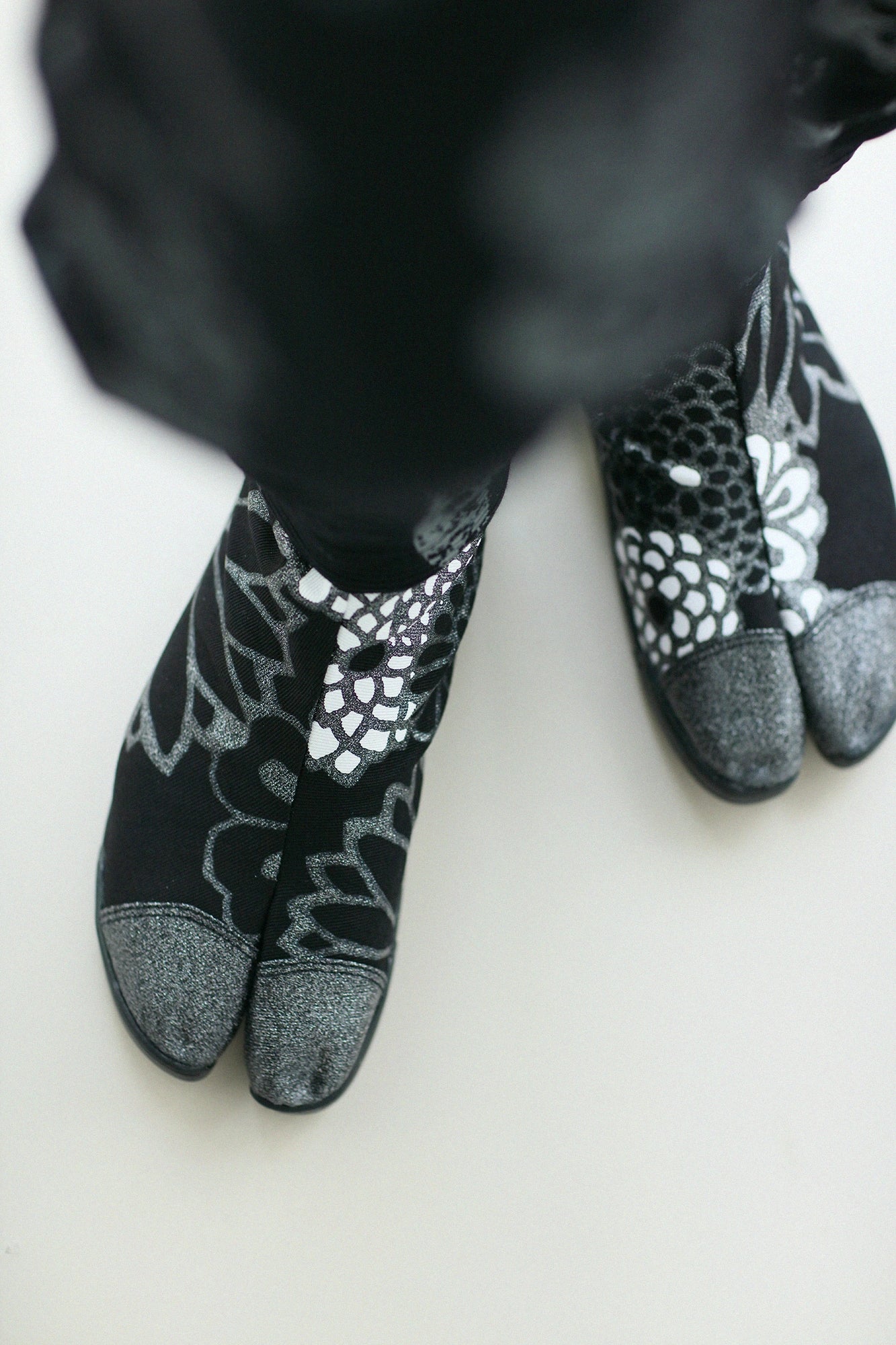 Marugo Split Toe Tabi Shoes / Gold Damask Shades of Night