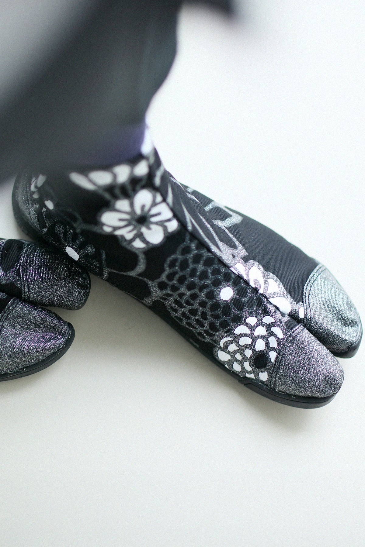 Marugo Split Toe Tabi Shoes / Gold Damask Shades of Night