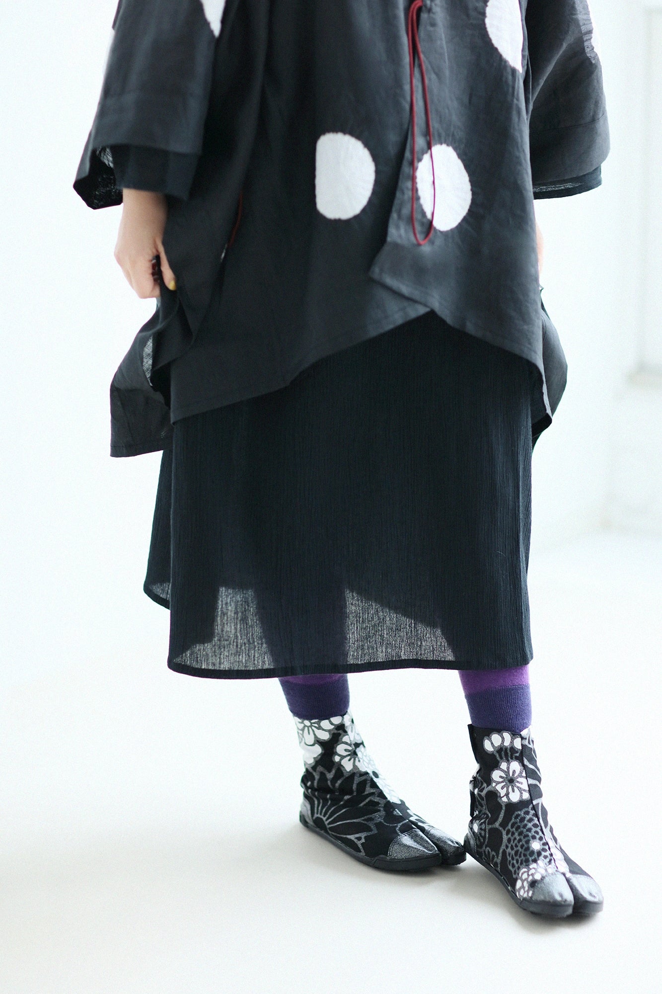 Marugo Split Toe Tabi Shoes / Gold Damask Shades of Night