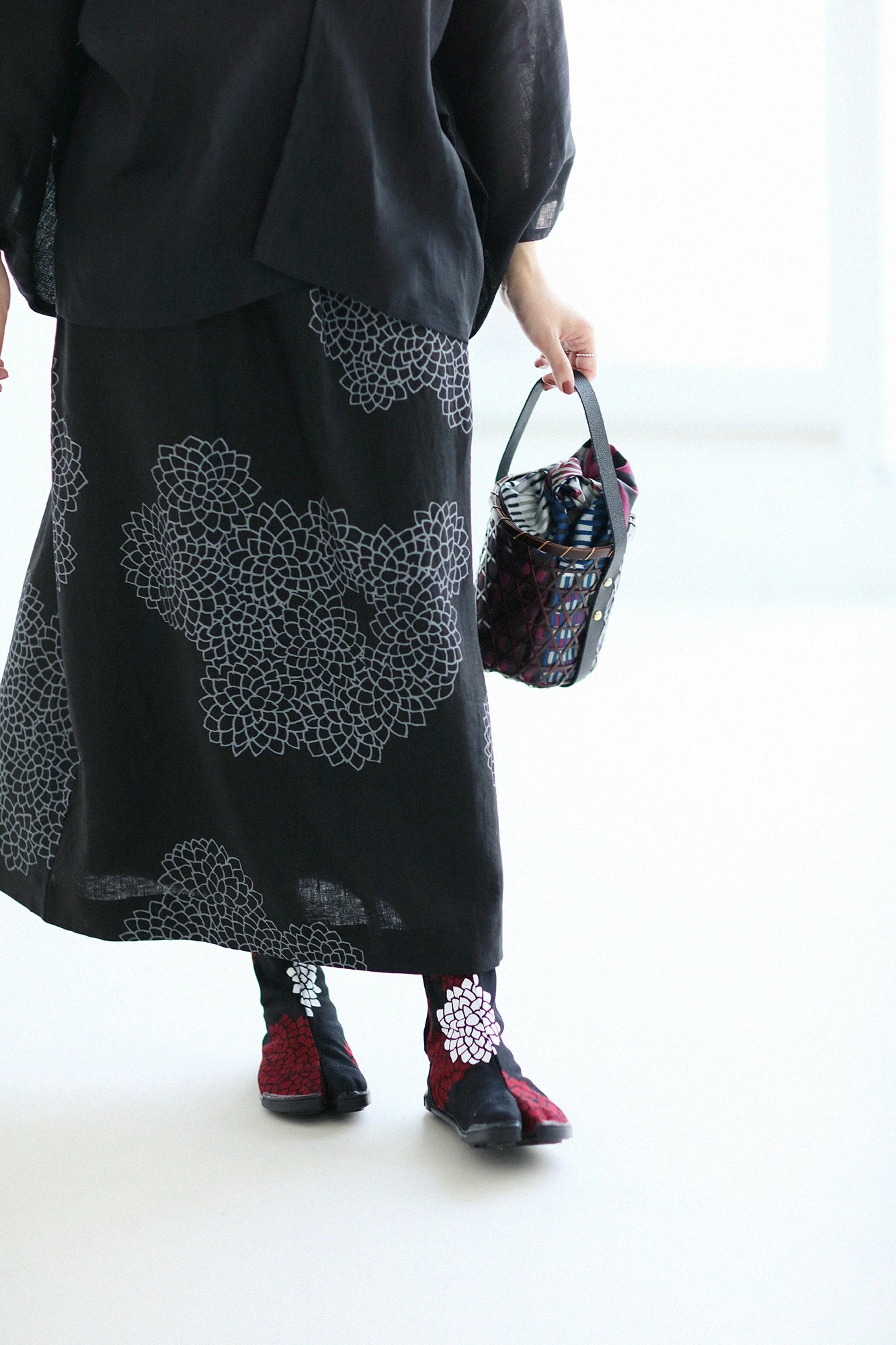 Marugo Split Toe Tabi Shoes / Chrysanthemum in Clouds