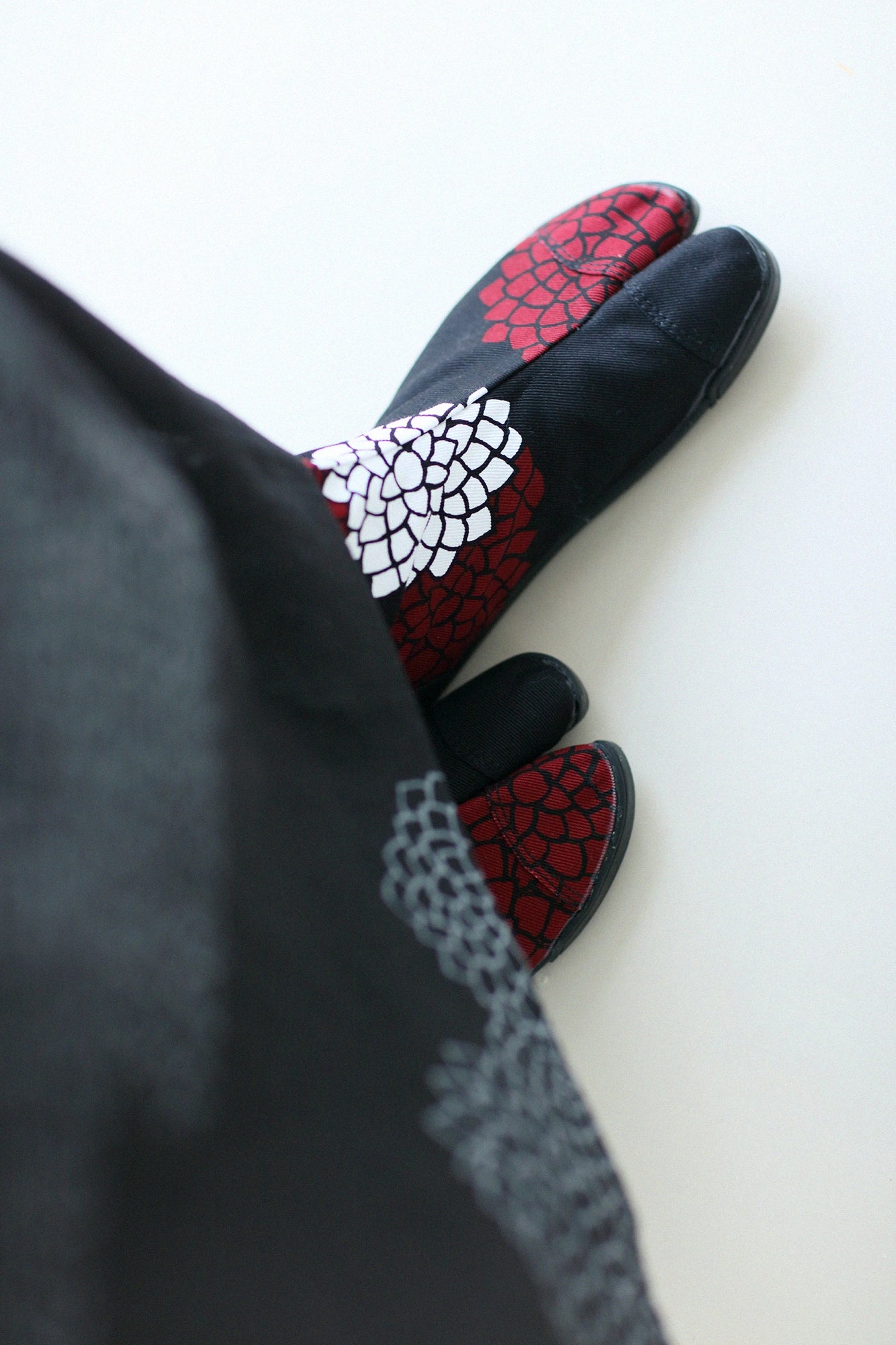 Marugo Split Toe Tabi Shoes / Chrysanthemum in Clouds