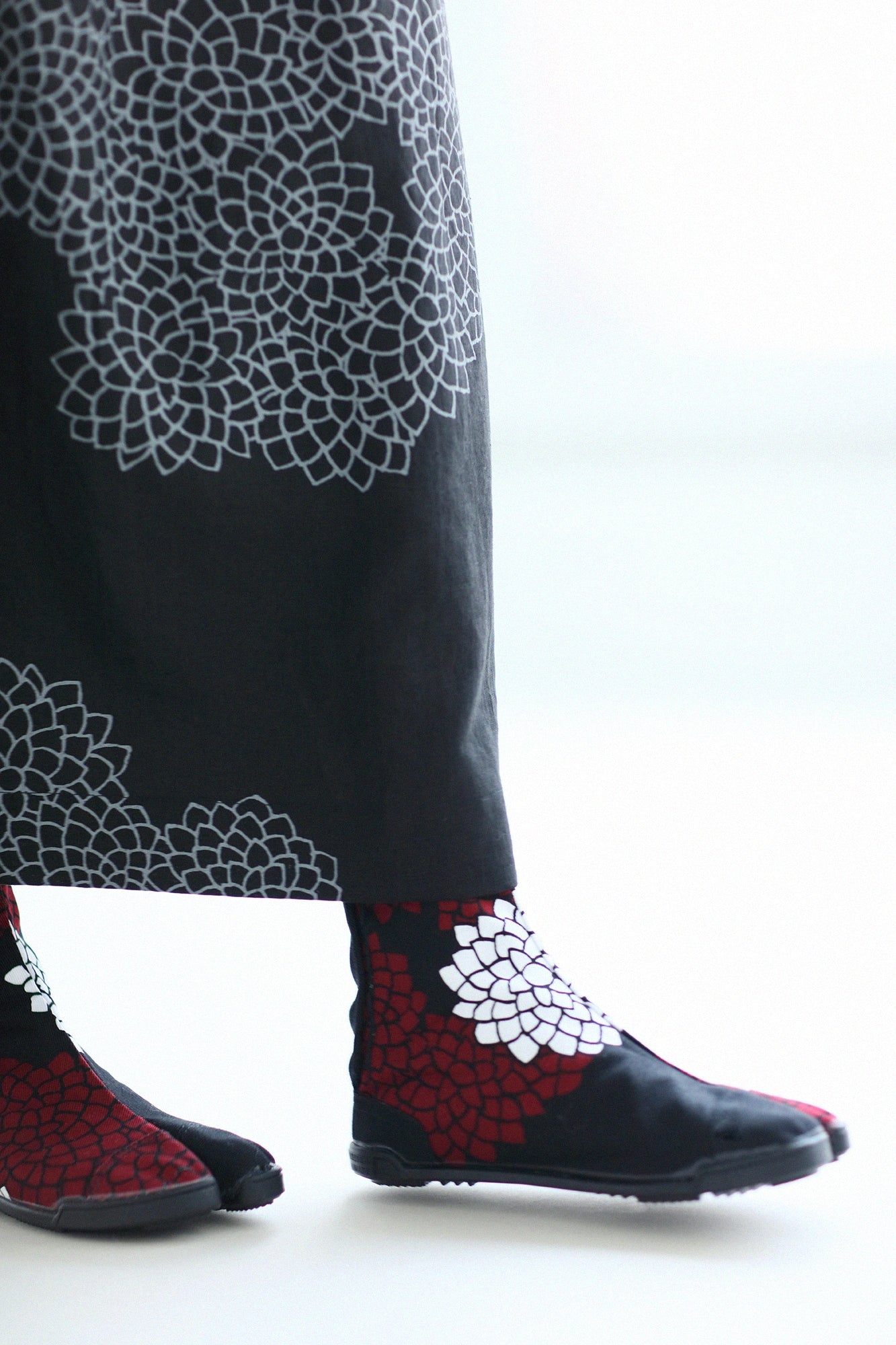 Marugo Split Toe Tabi Shoes / Chrysanthemum in Clouds