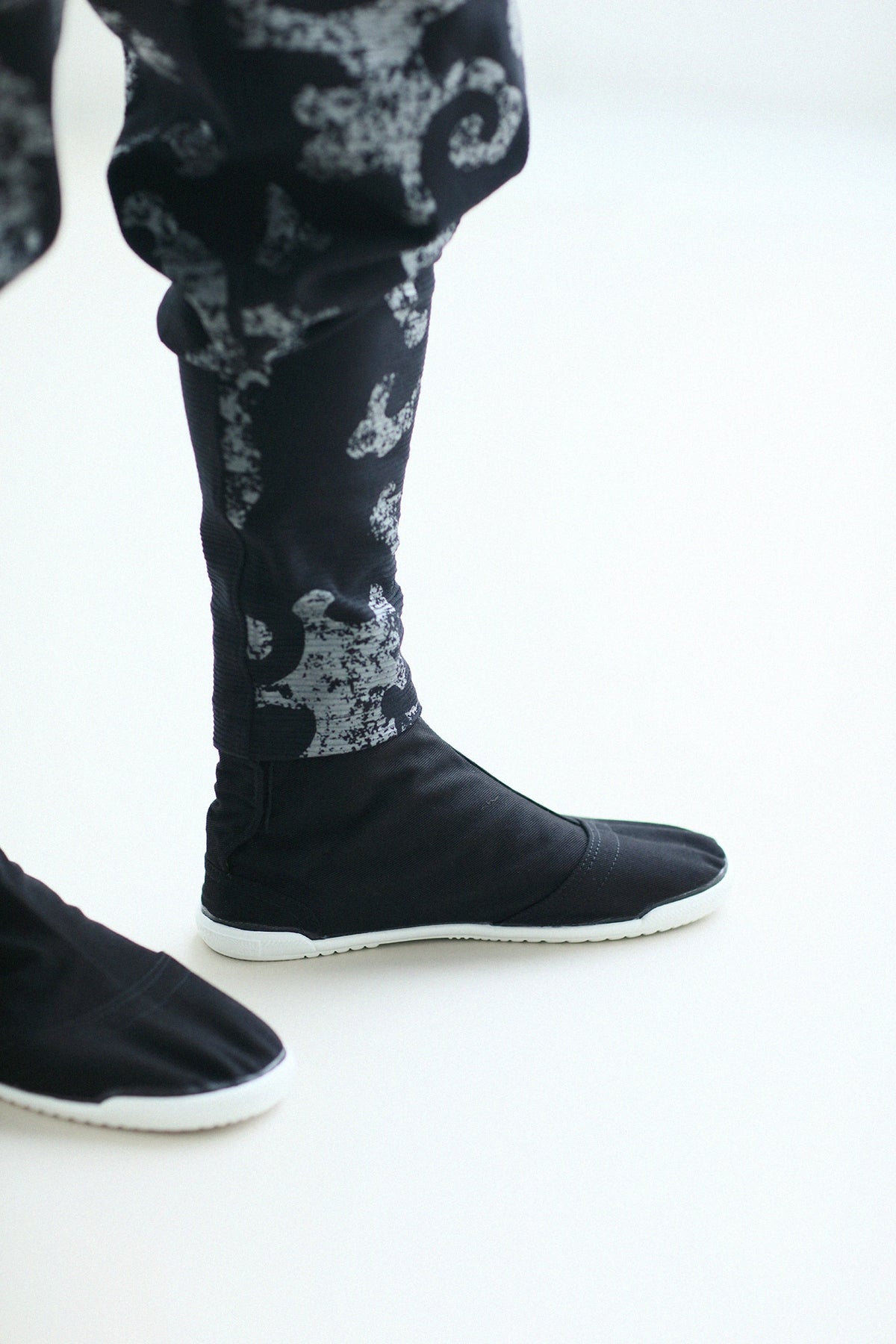 Marugo Round Toe Tabi Shoes / Black