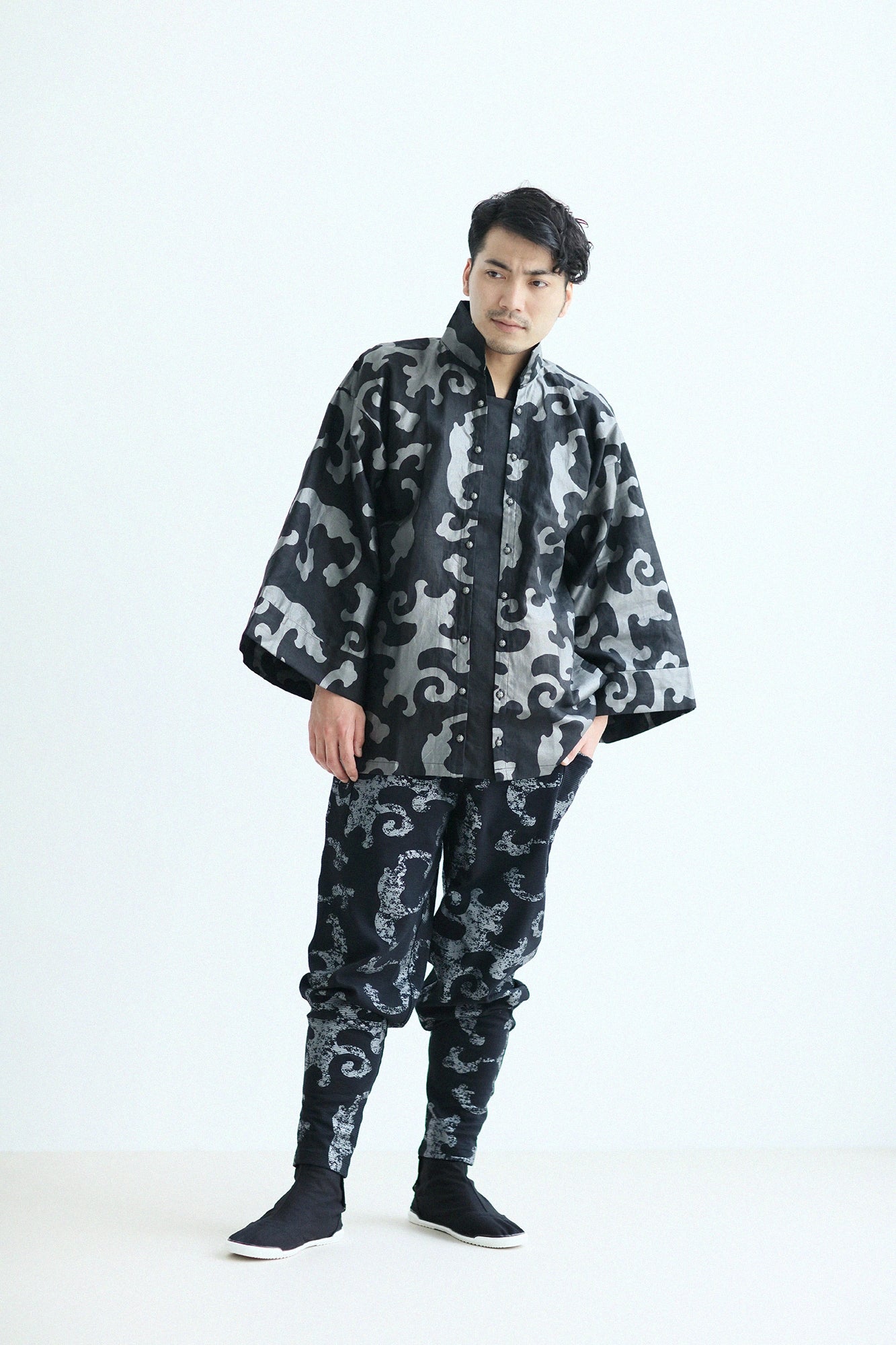 Marugo Round Toe Tabi Shoes / Black