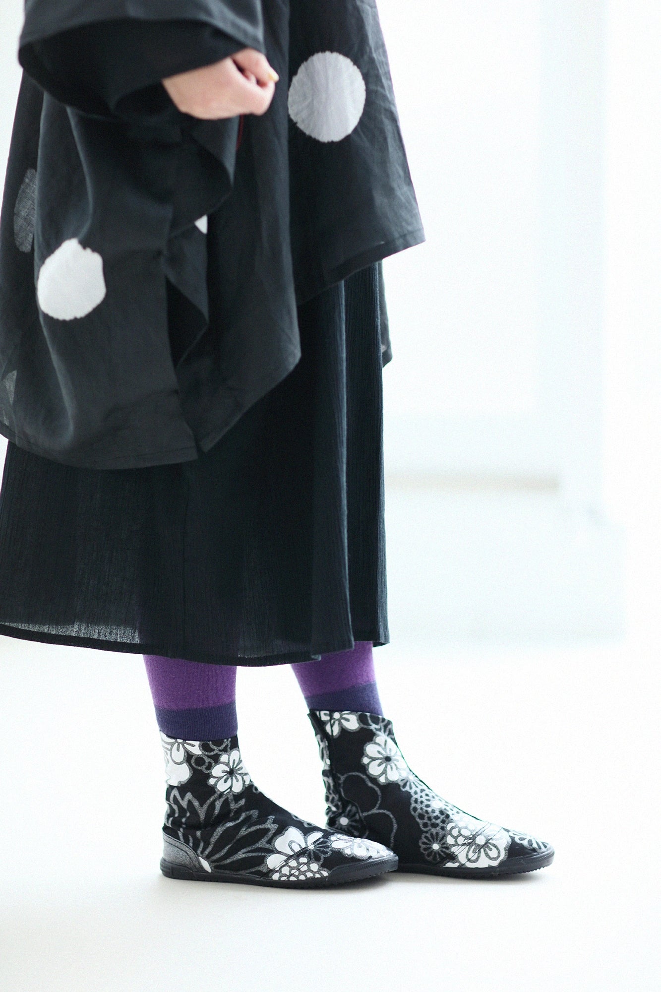 Marugo Round Toe Tabi Shoes / Gold Damask Shades of Night