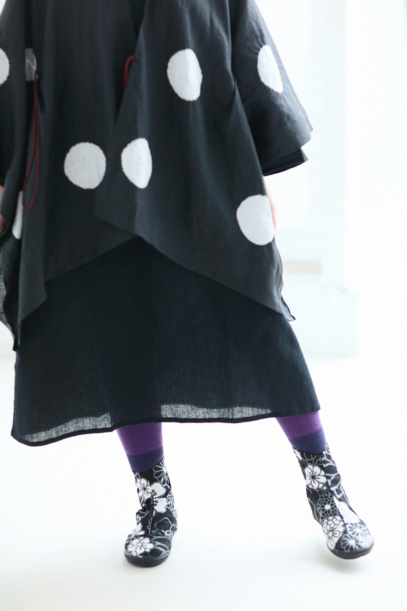 Marugo Round Toe Tabi Shoes / Gold Damask Shades of Night