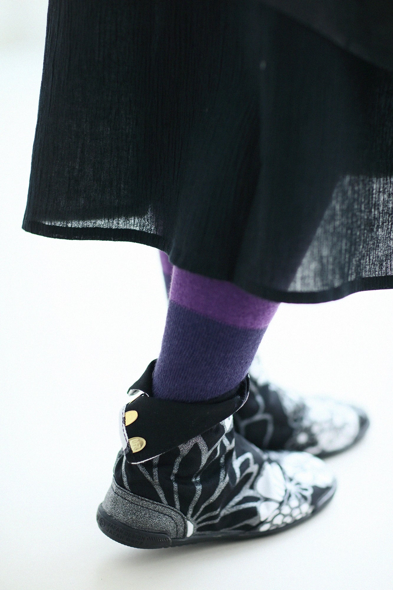 Marugo Round Toe Tabi Shoes / Gold Damask Shades of Night