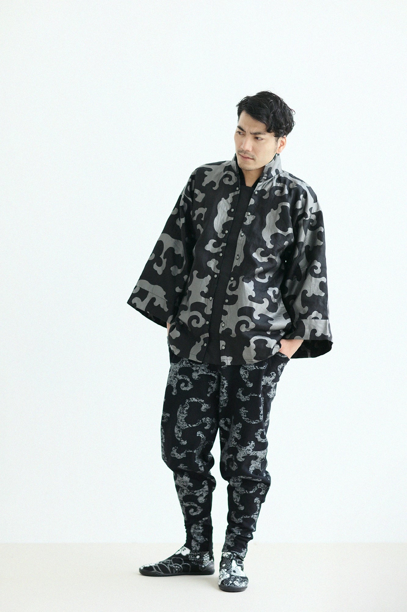 Marugo Round Toe Tabi Shoes / Gold Damask Shades of Night