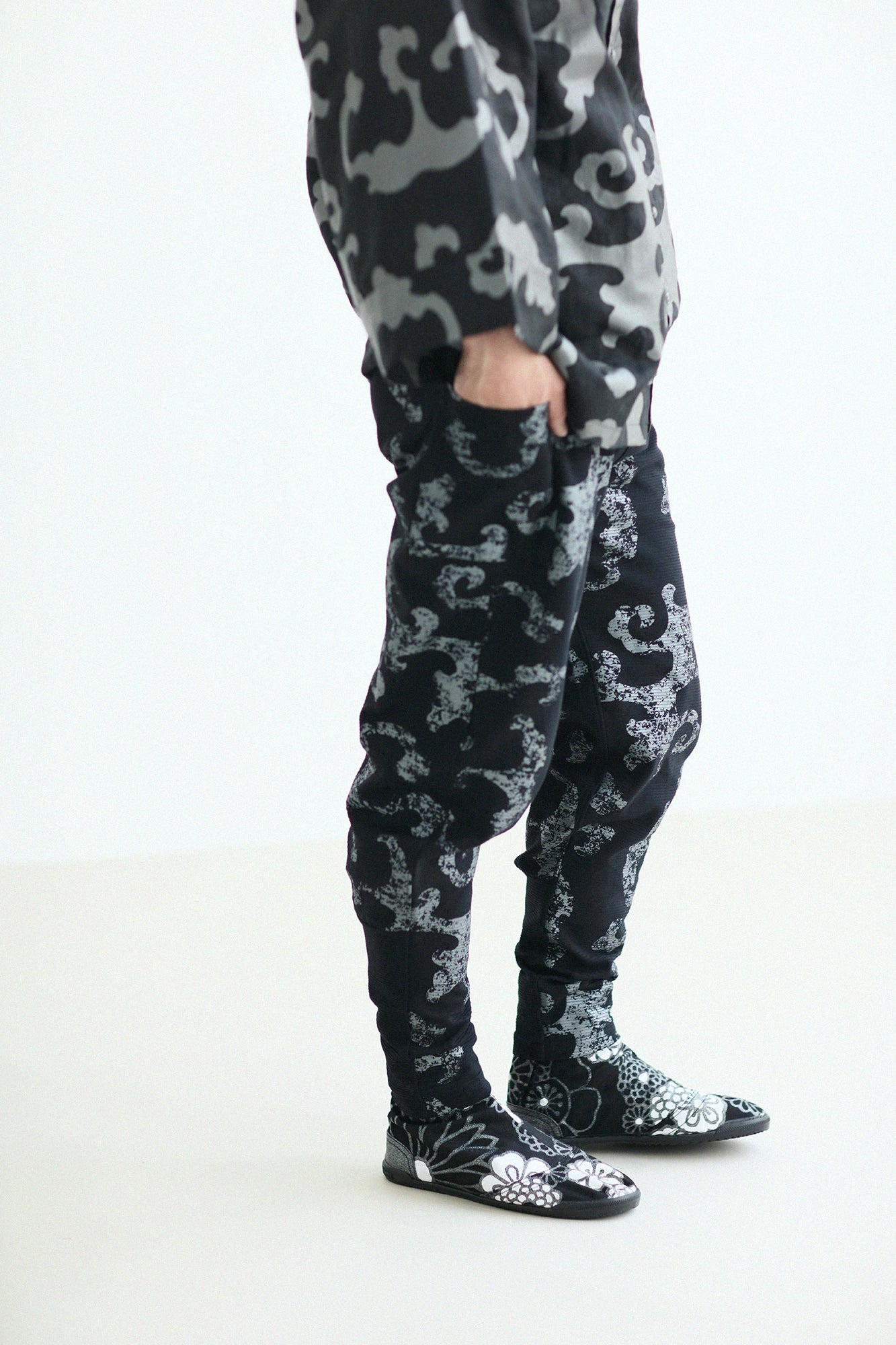 Marugo Round Toe Tabi Shoes / Gold Damask Shades of Night