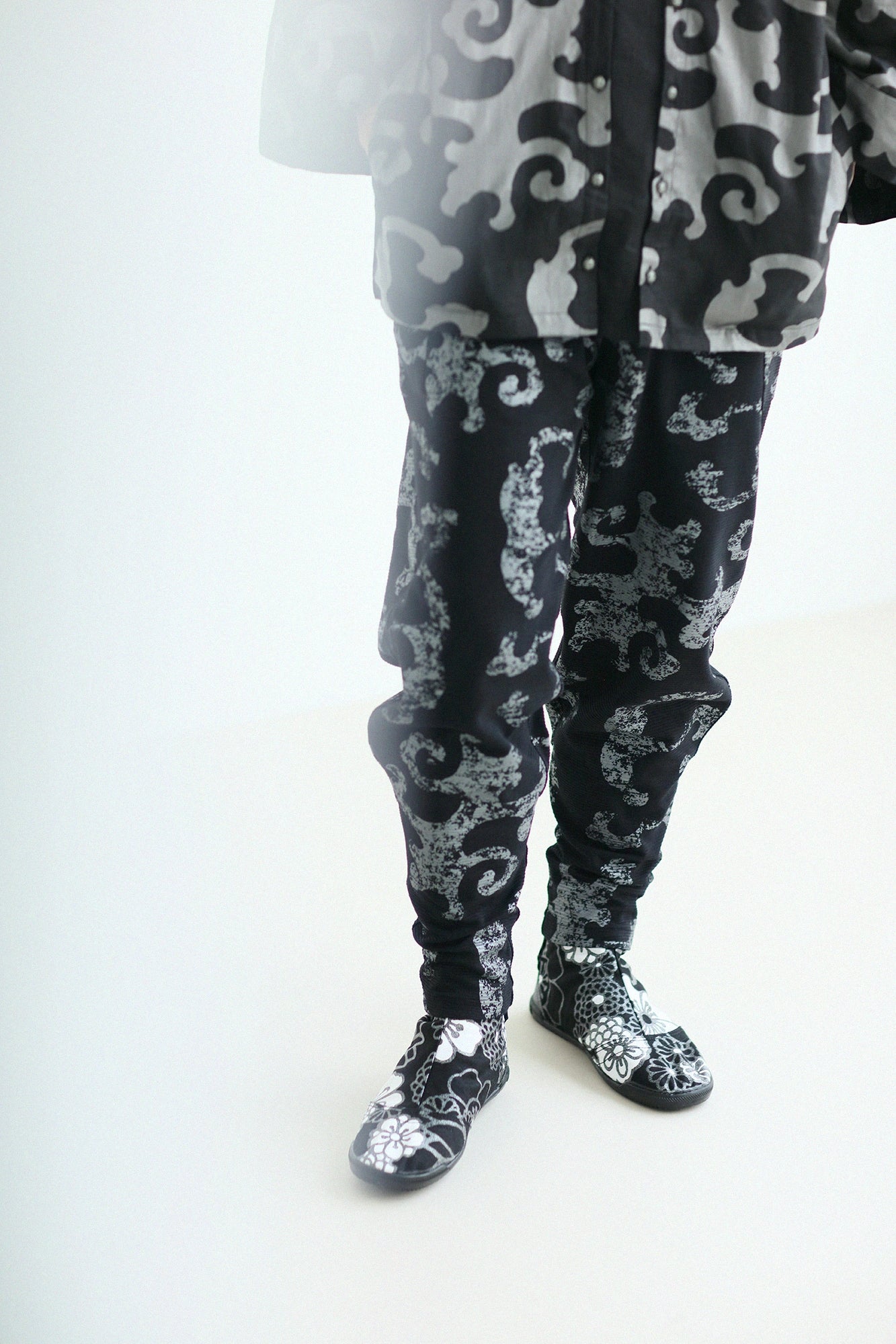 Marugo Round Toe Tabi Shoes / Gold Damask Shades of Night
