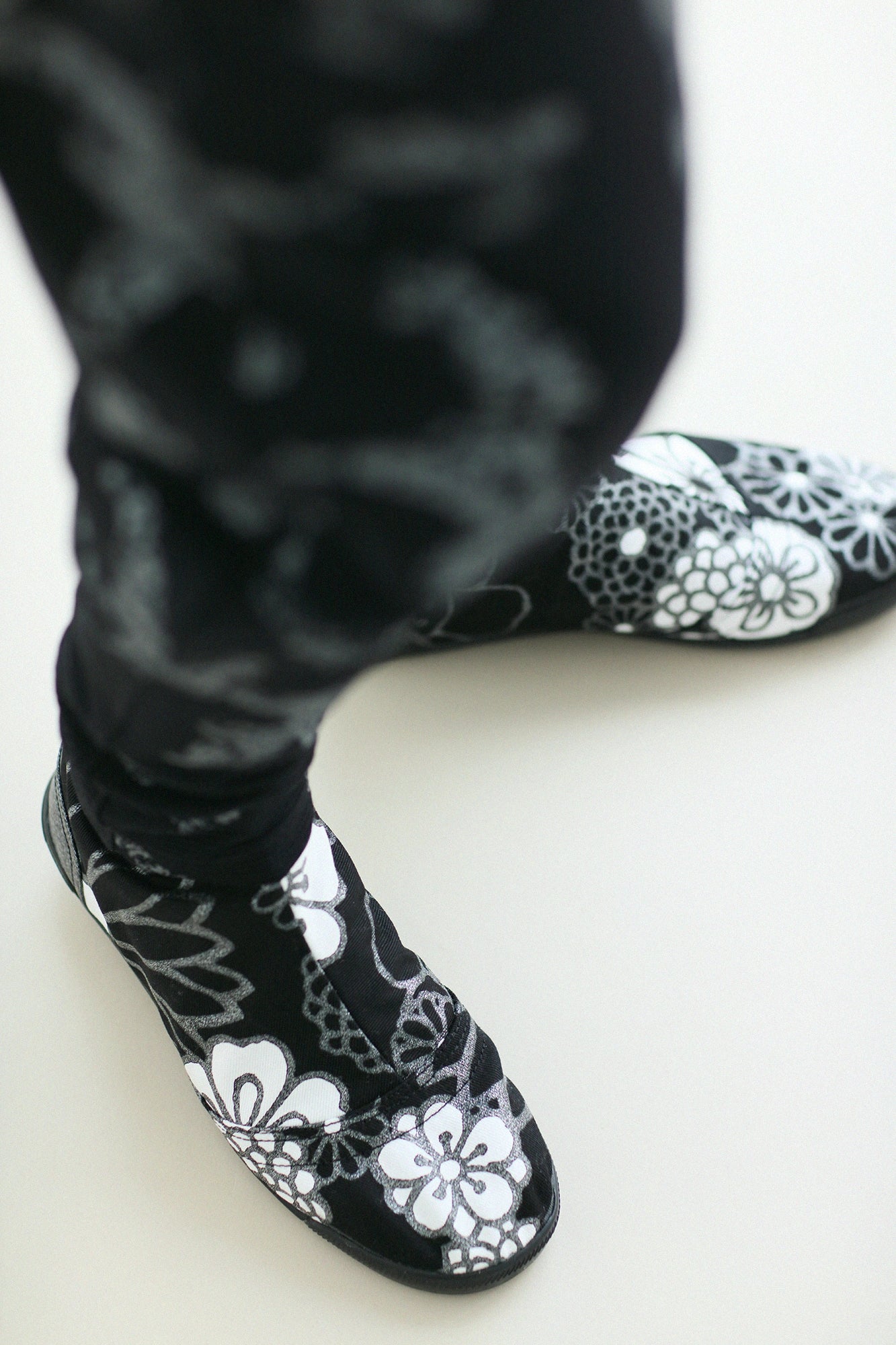 Marugo Round Toe Tabi Shoes / Gold Damask Shades of Night