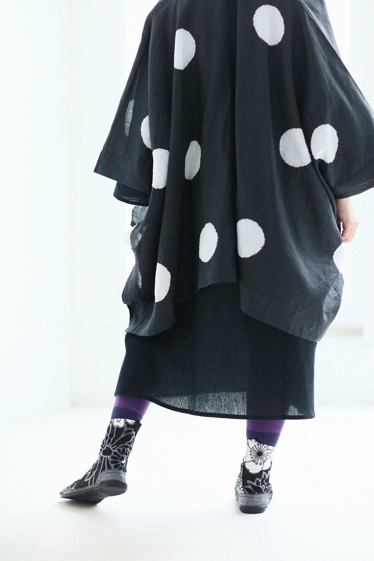 Marugo Round Toe Tabi Shoes / Gold Damask Shades of Night