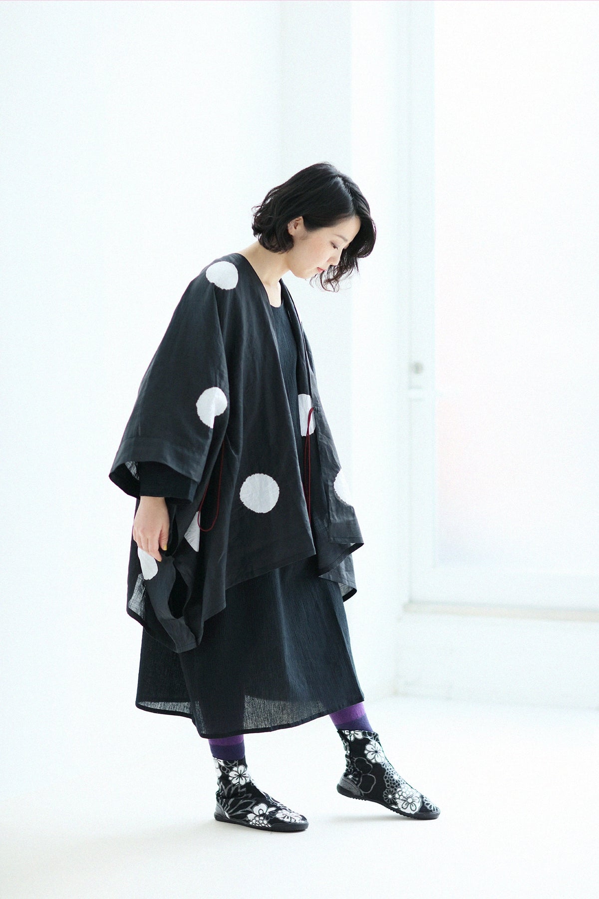 Marugo Round Toe Tabi Shoes / Gold Damask Shades of Night