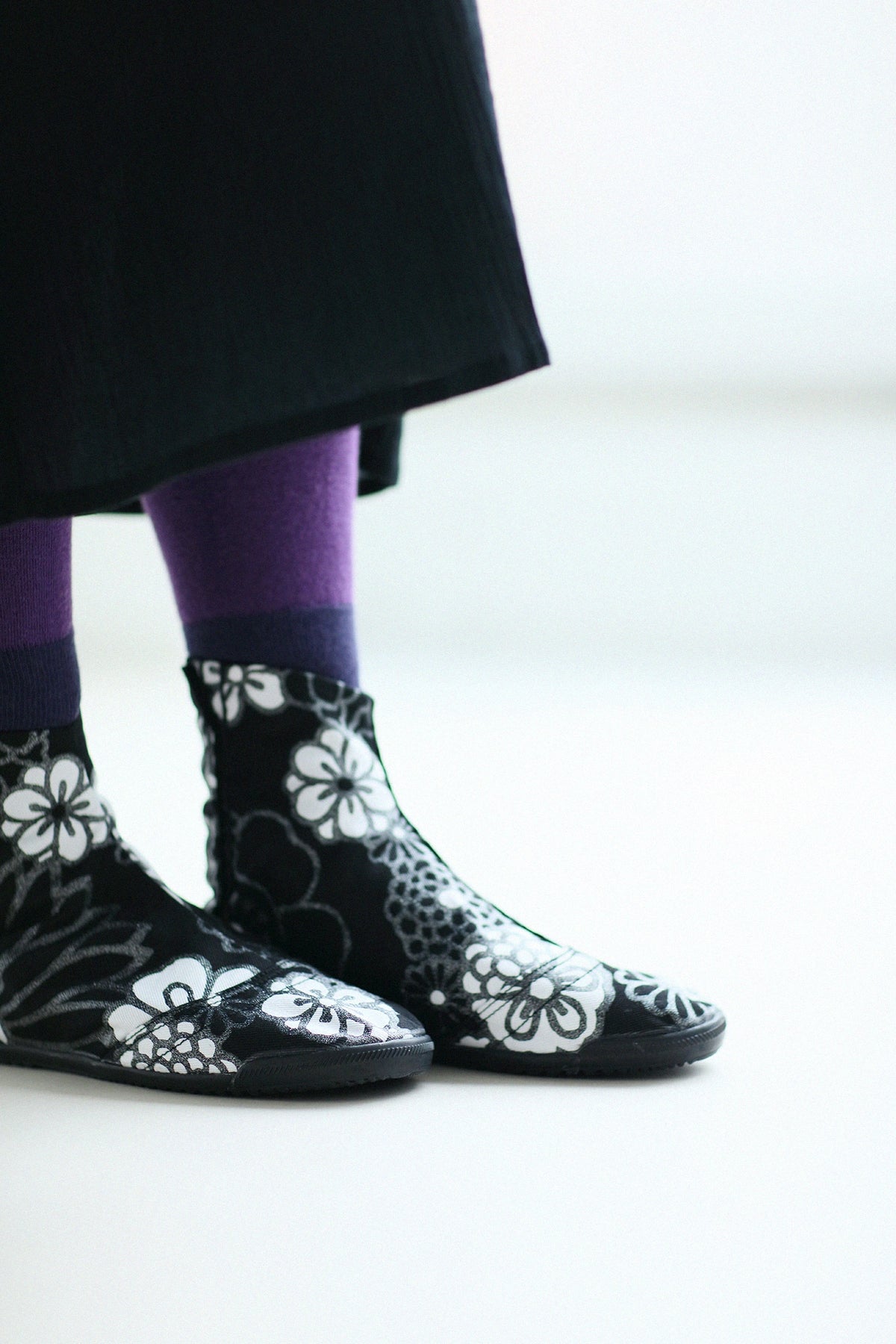 Marugo Round Toe Tabi Shoes / Gold Damask Shades of Night