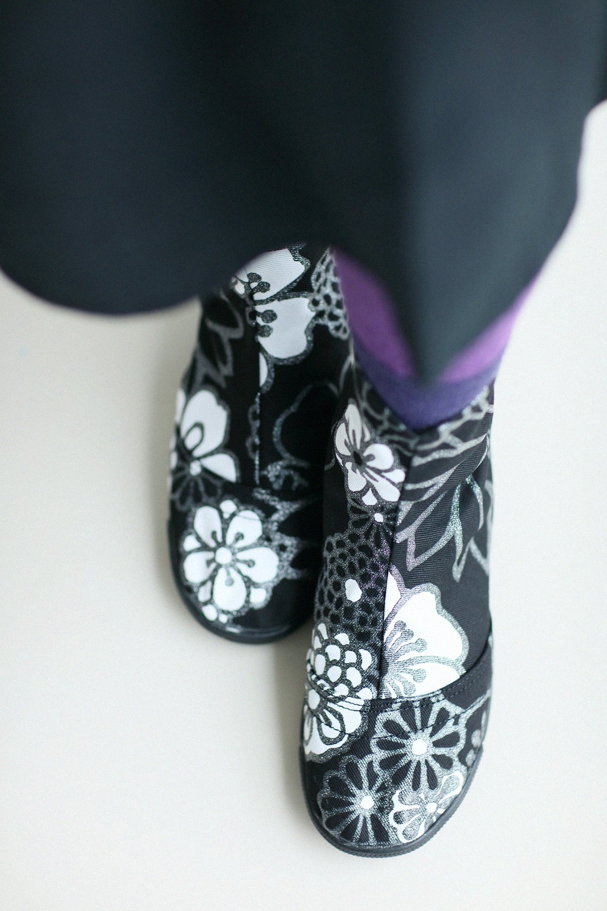 Marugo Round Toe Tabi Shoes / Gold Damask Shades of Night