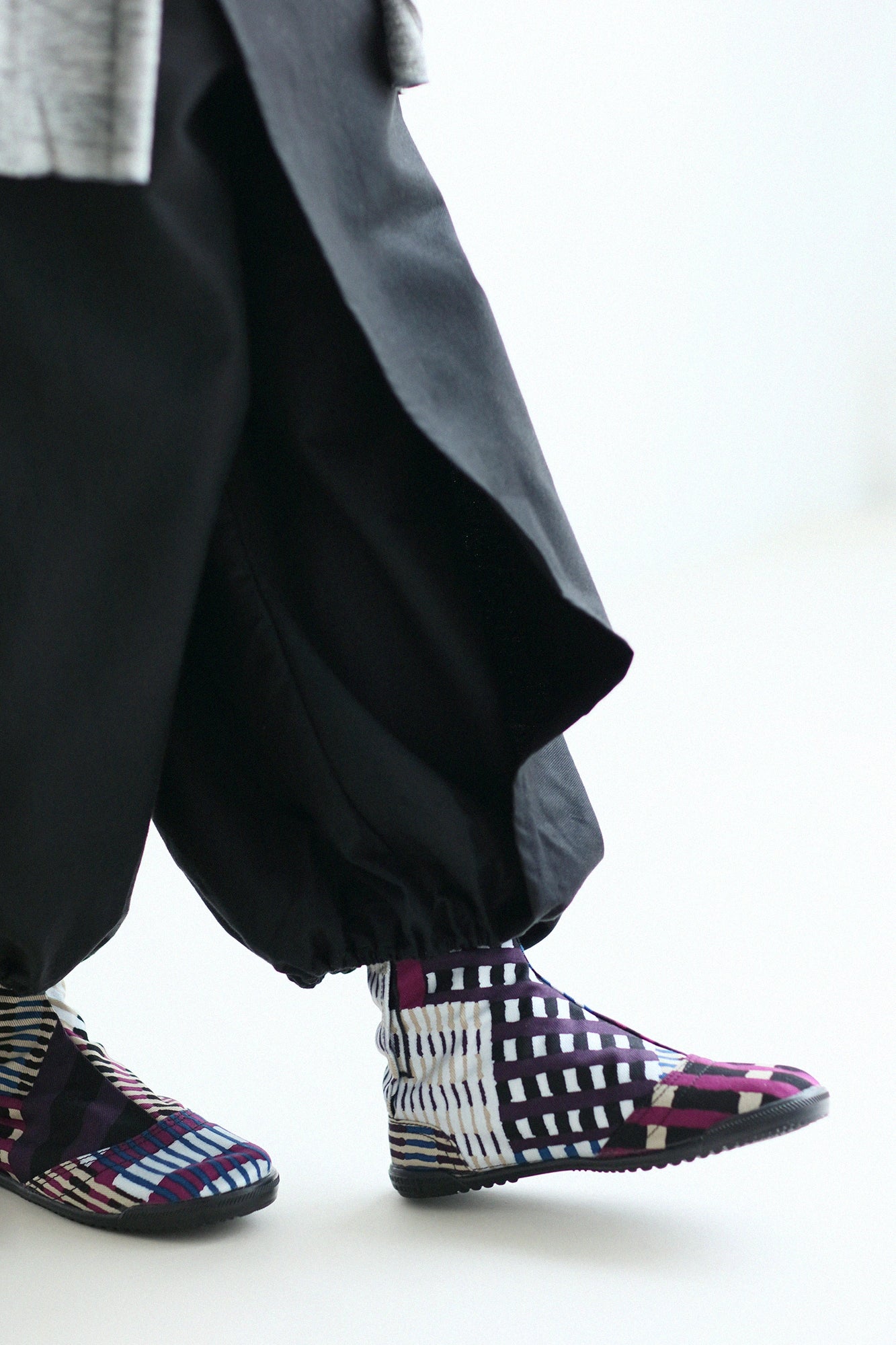 Marugo Round Toe Tabi Shoes / Skyscraper