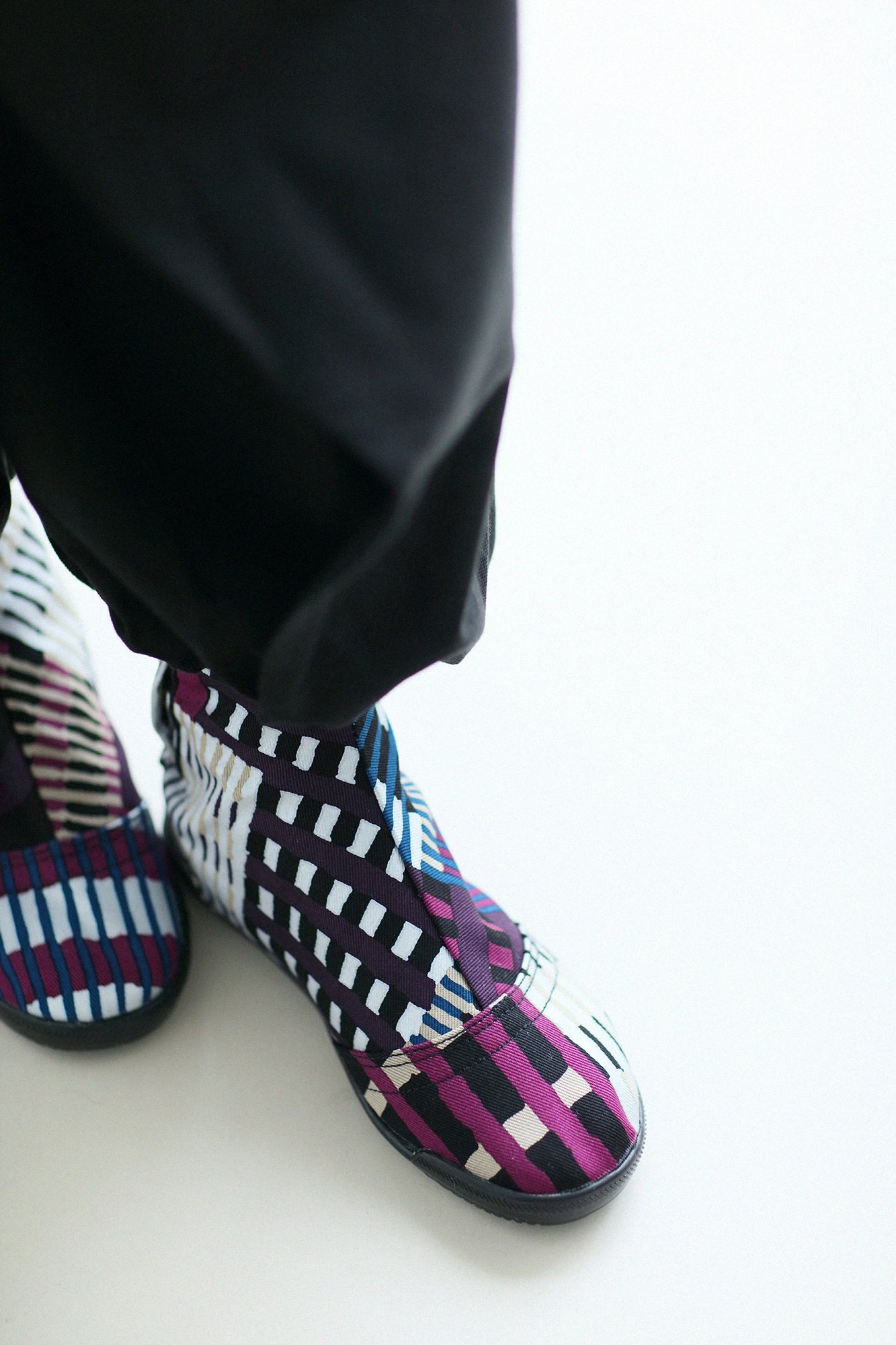 Marugo Round Toe Tabi Shoes / Skyscraper