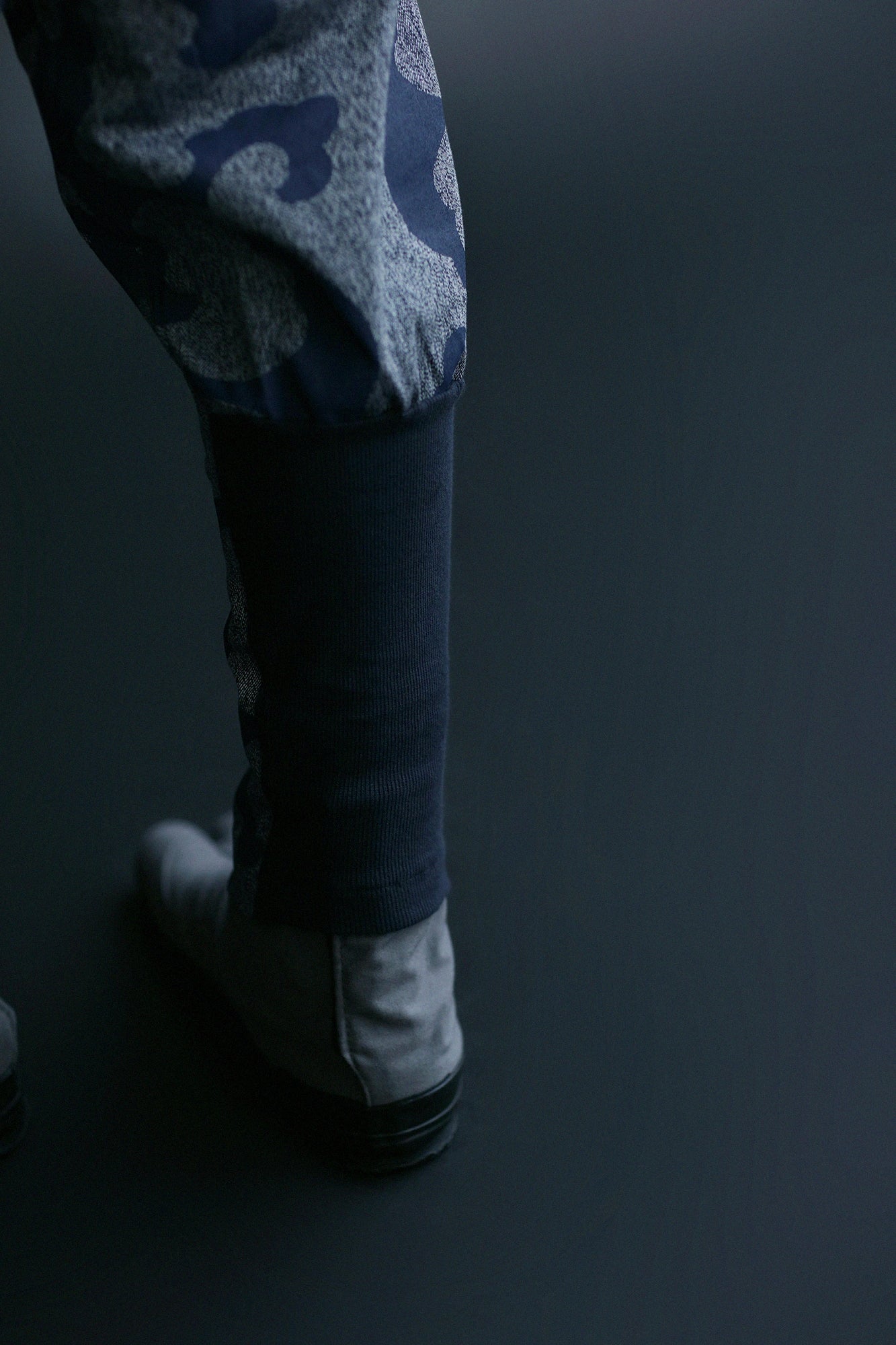 节庆分趾足袋鞋／铅色×箱