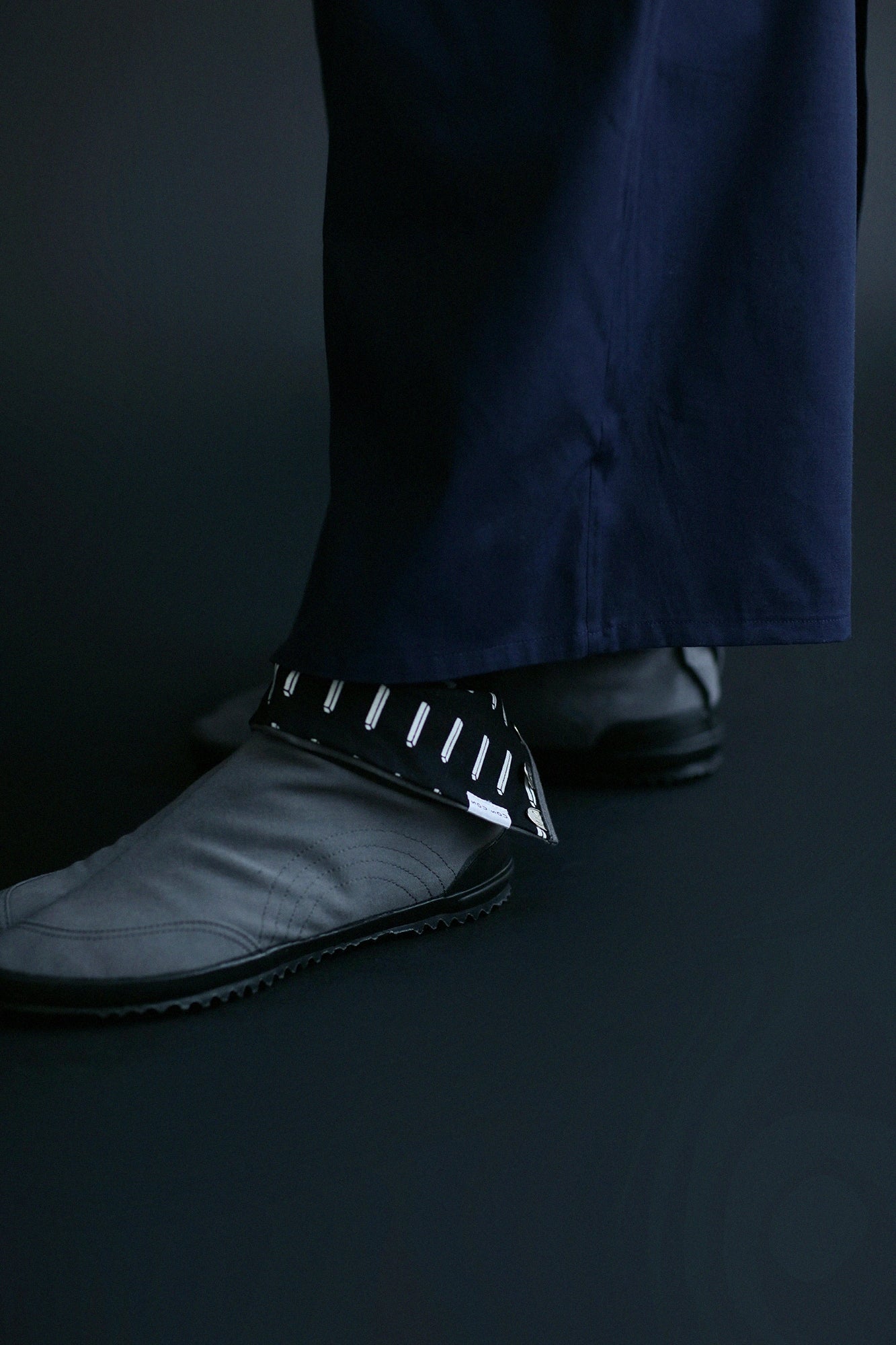 节庆分趾足袋鞋／铅色×箱