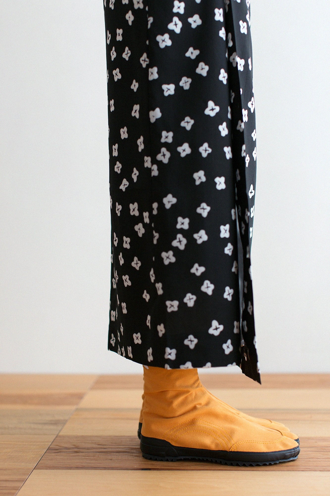 Festival Split Toe Tabi Shoes / Amber x Soap Bubbles