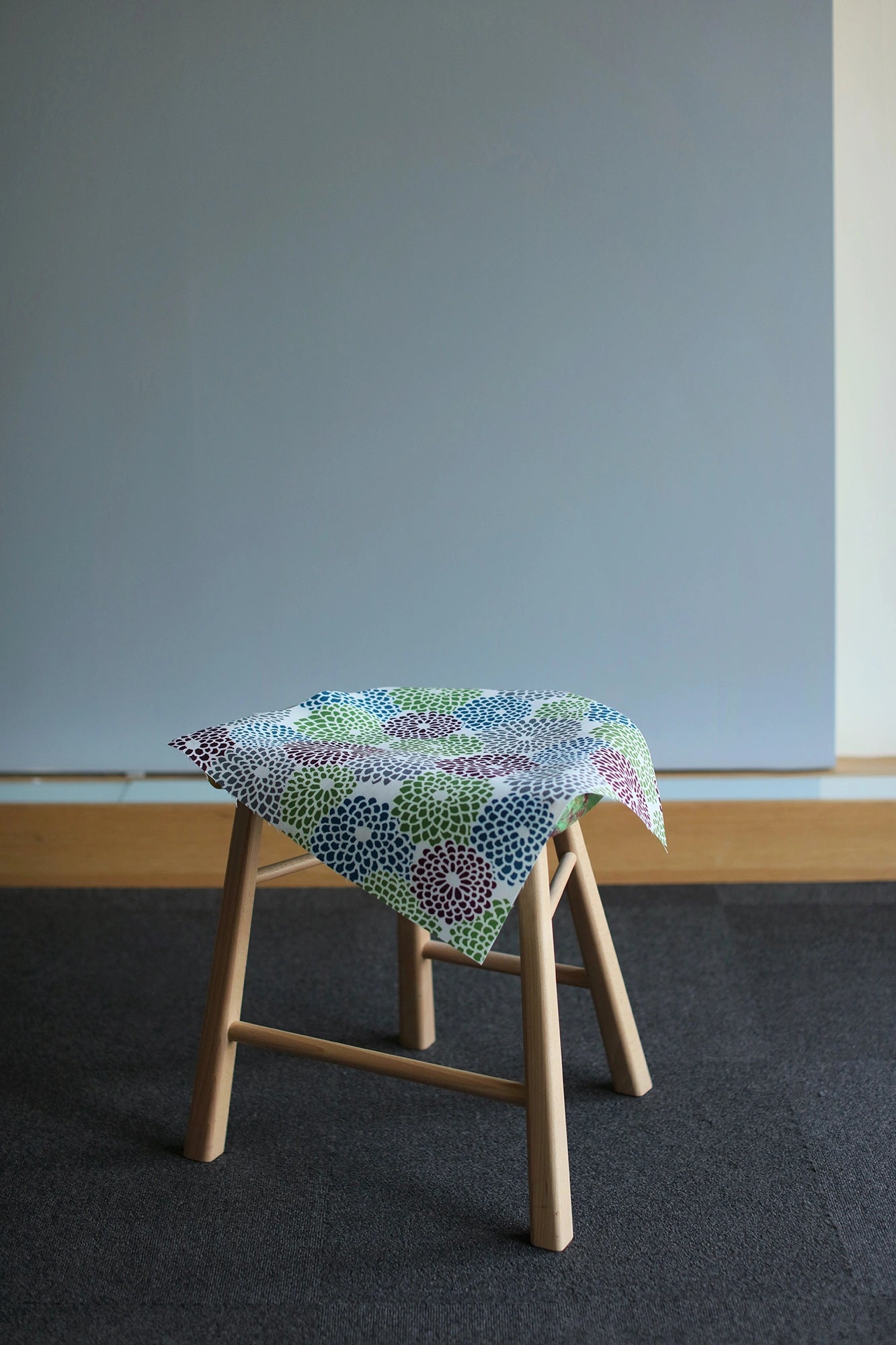 【Delivery in 1-3 months】SOU・SOU×Coccole Craftool Stool／Chrysanthemum Light Blue