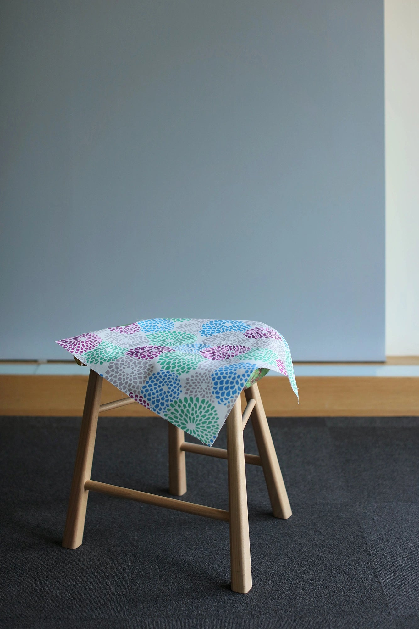 【Delivery in 1-3 months】SOU・SOU×Coccole Craftool Stool／Chrysanthemum Ryofu