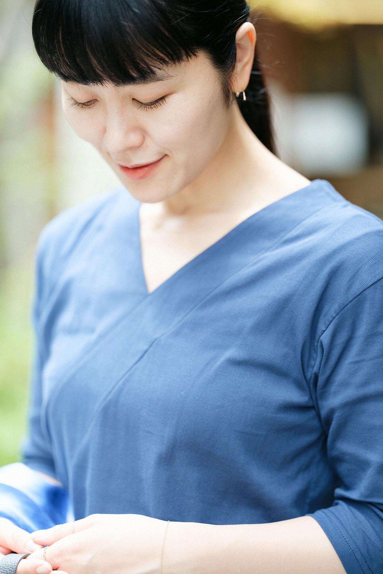 高島縮棉 40/40 V領上衣 六分袖／灰藍色