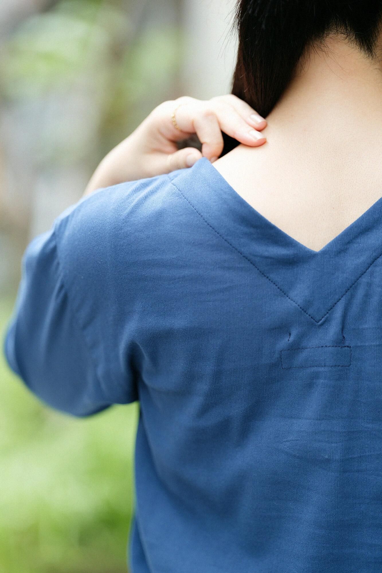 高島縮棉 40/40 V領上衣 六分袖／灰藍色