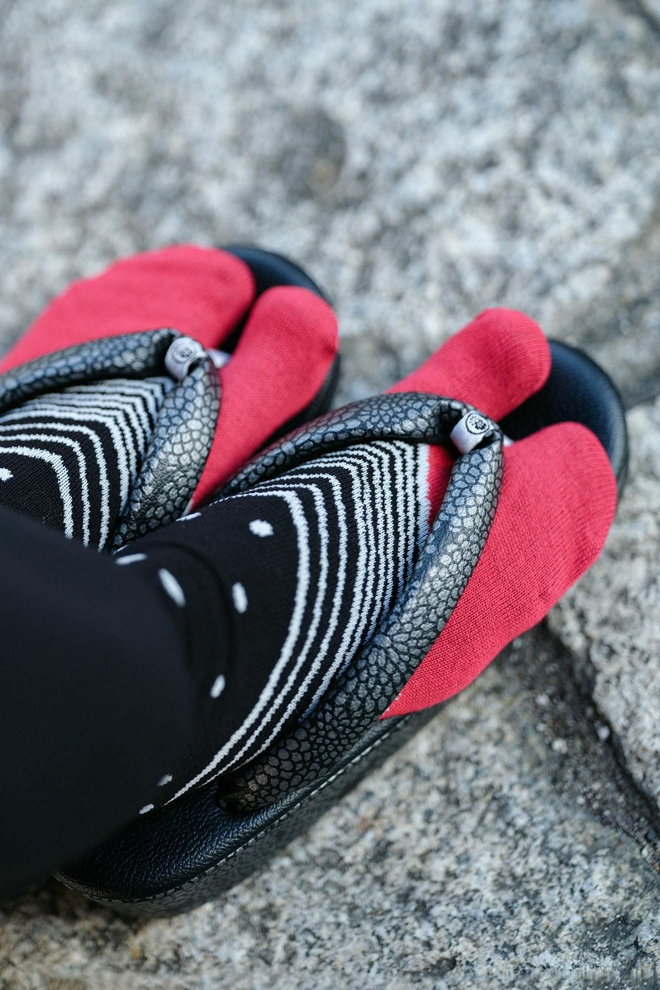 分趾襪（普通長度）／傾 黑色×深紅色 【男・女性用】