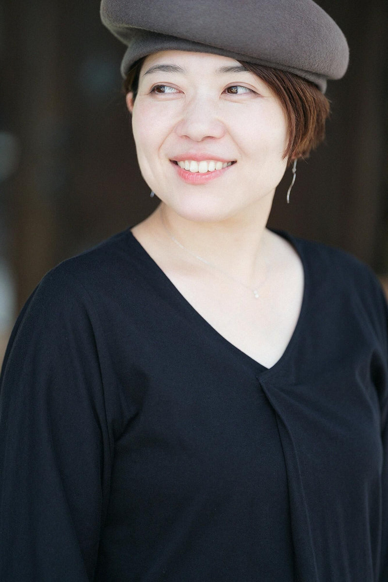 圓弧袖褶領上衣