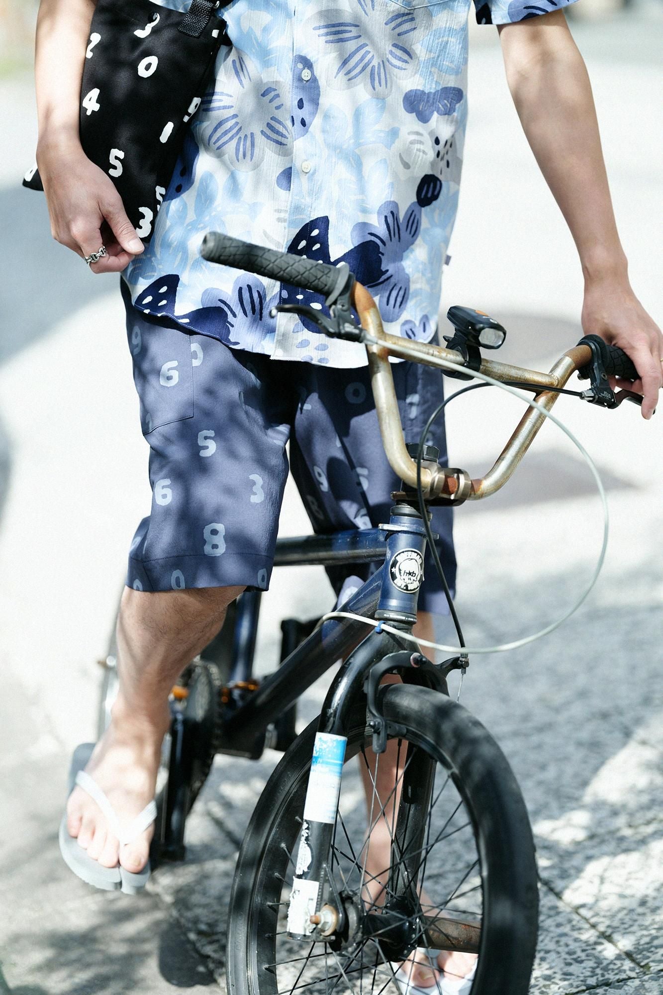 千日足袋人字拖／白色×深灰色