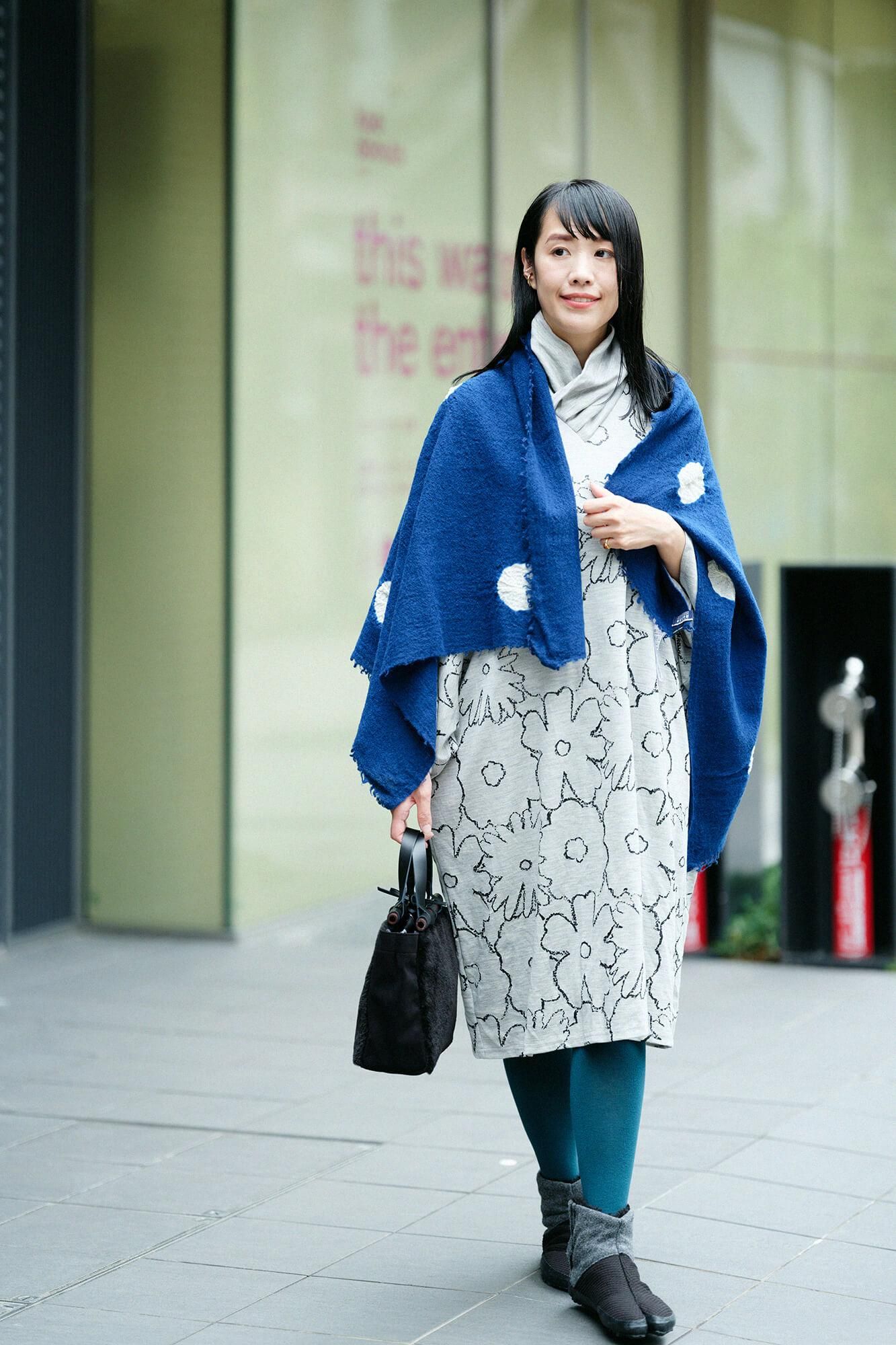  【net限定】淺井紮染 縮絨圍巾 寬版／圓點 寶藍色