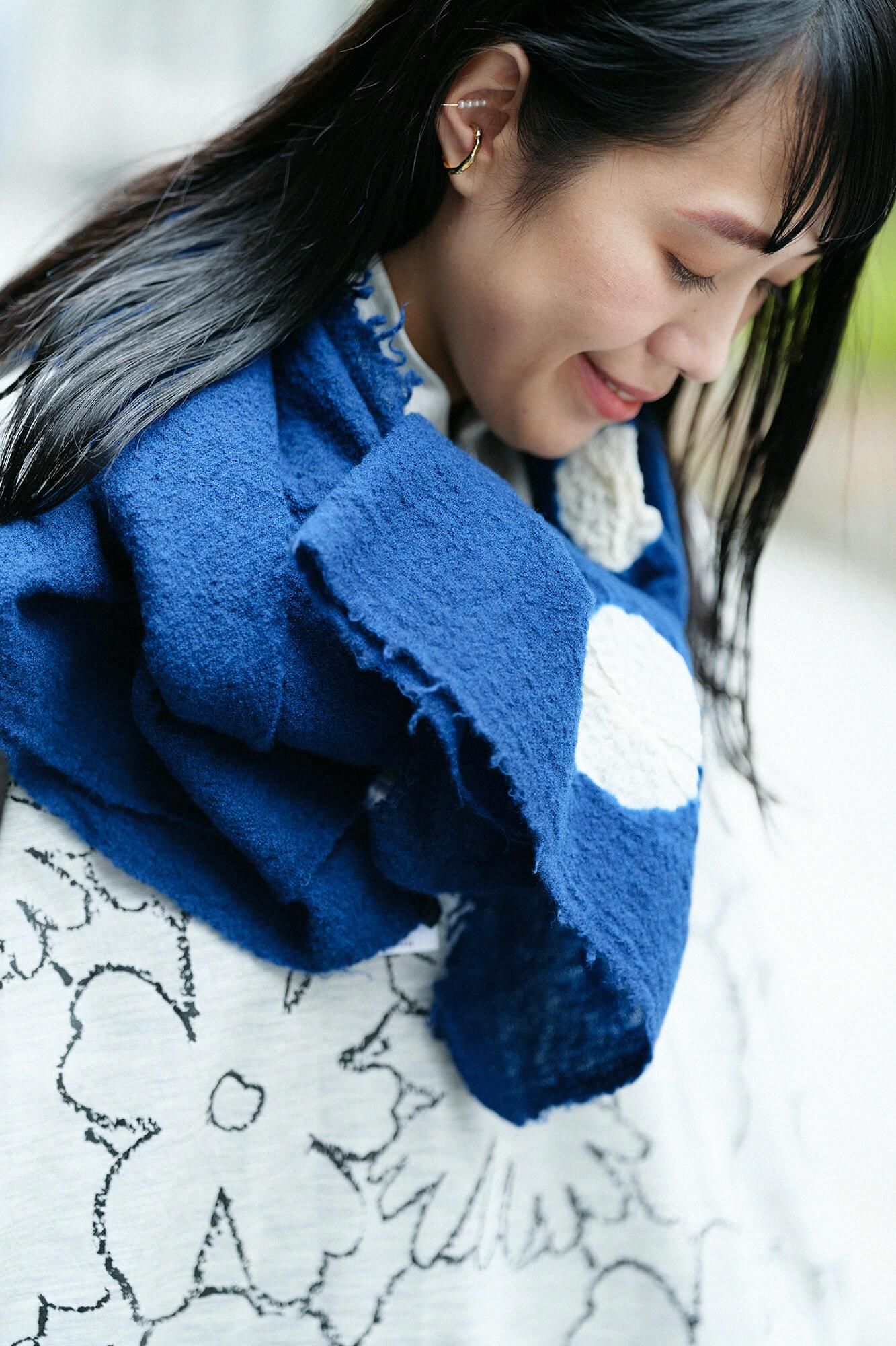  【net限定】淺井紮染 縮絨圍巾 寬版／圓點 寶藍色