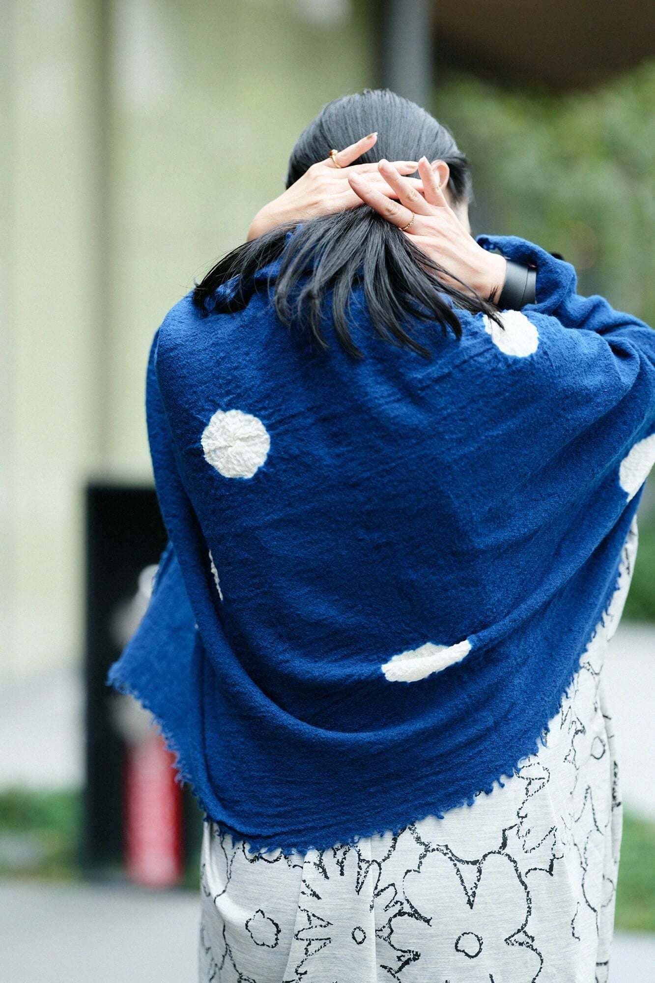  【net限定】淺井紮染 縮絨圍巾 寬版／圓點 寶藍色