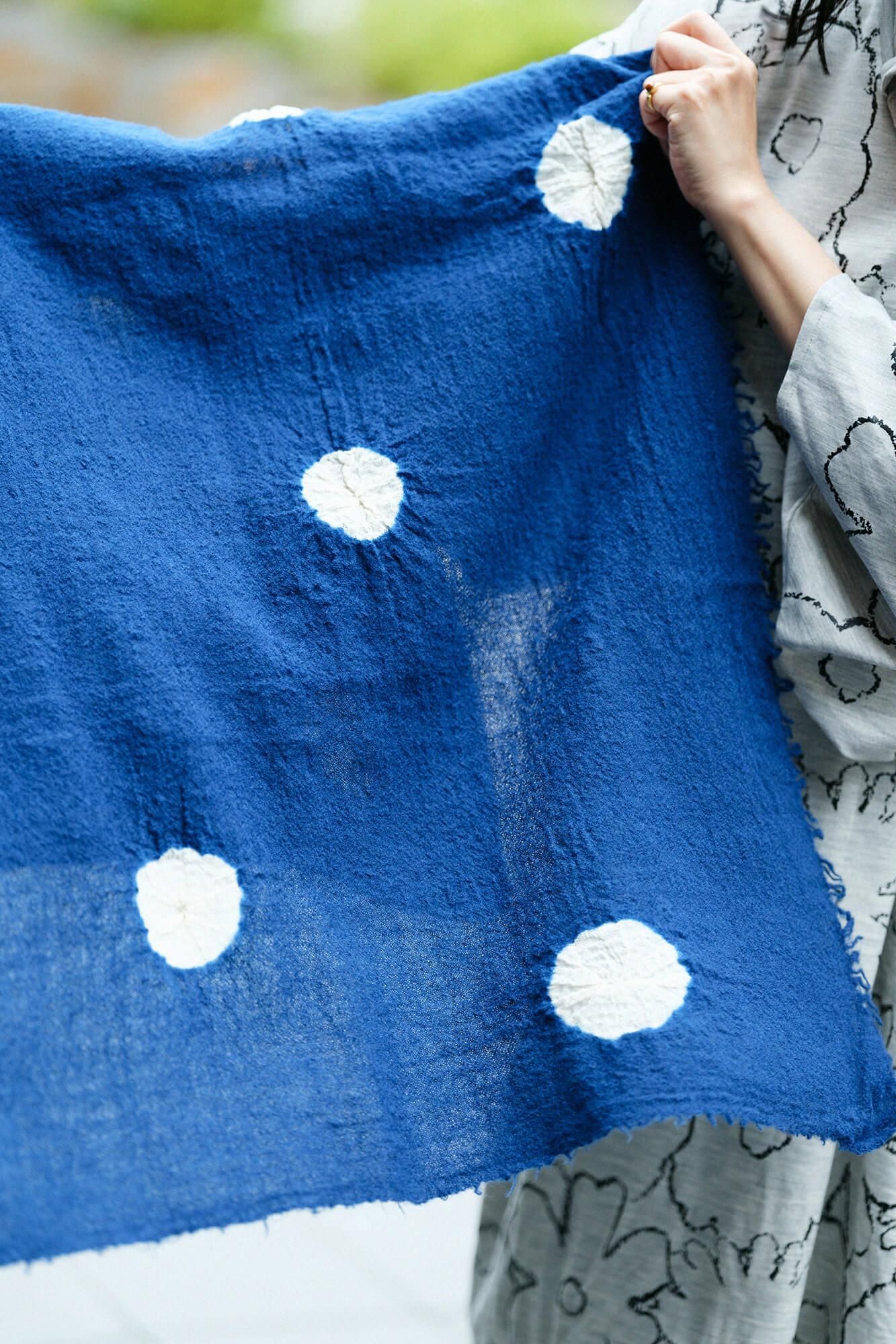  【net限定】淺井紮染 縮絨圍巾 寬版／圓點 寶藍色