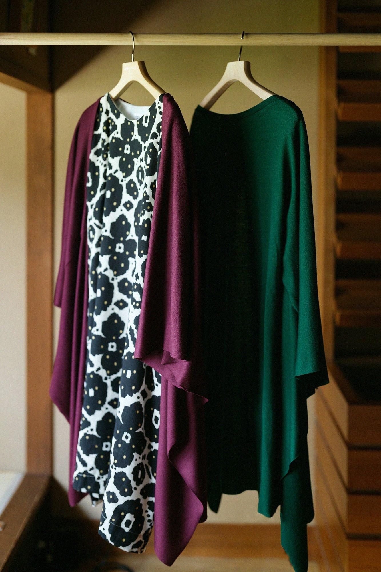 【官網限定】平針織 可洗羊毛飛鼠袖外披/酒紅色