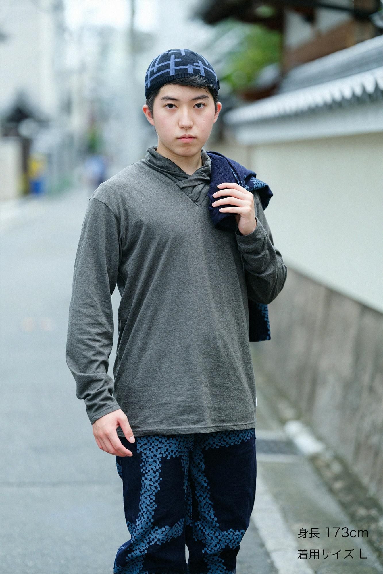 高領上衣／灰墨色