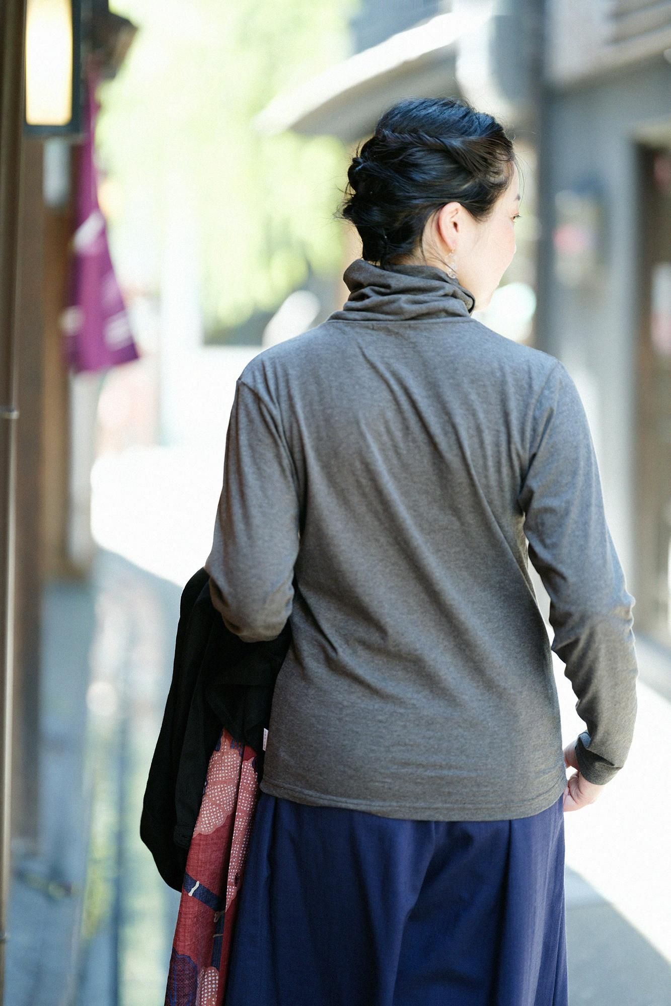 高領上衣／灰墨色