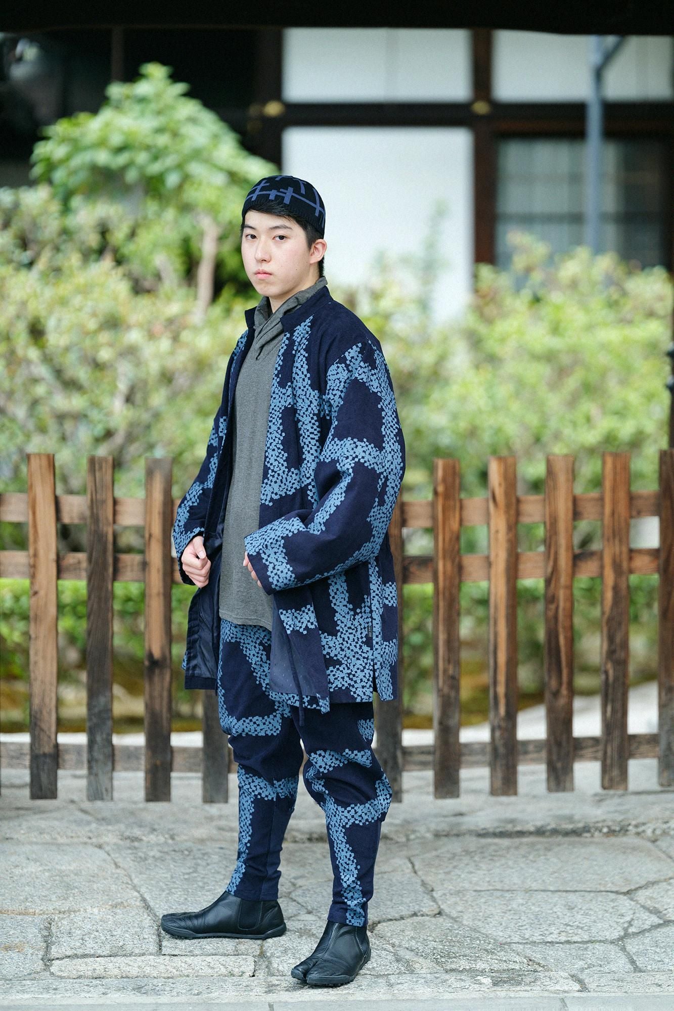 高領上衣／灰墨色