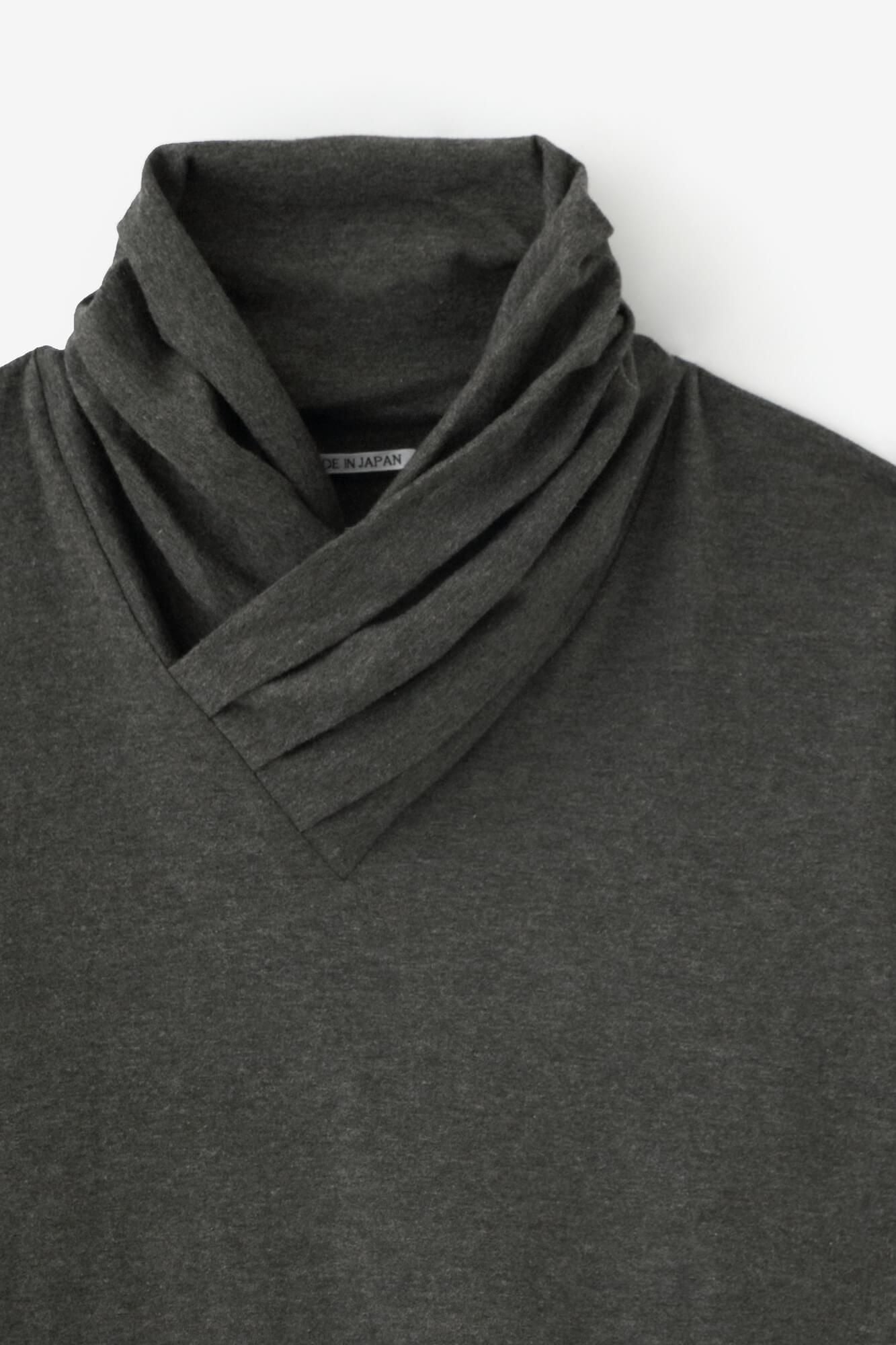 高領上衣／灰墨色