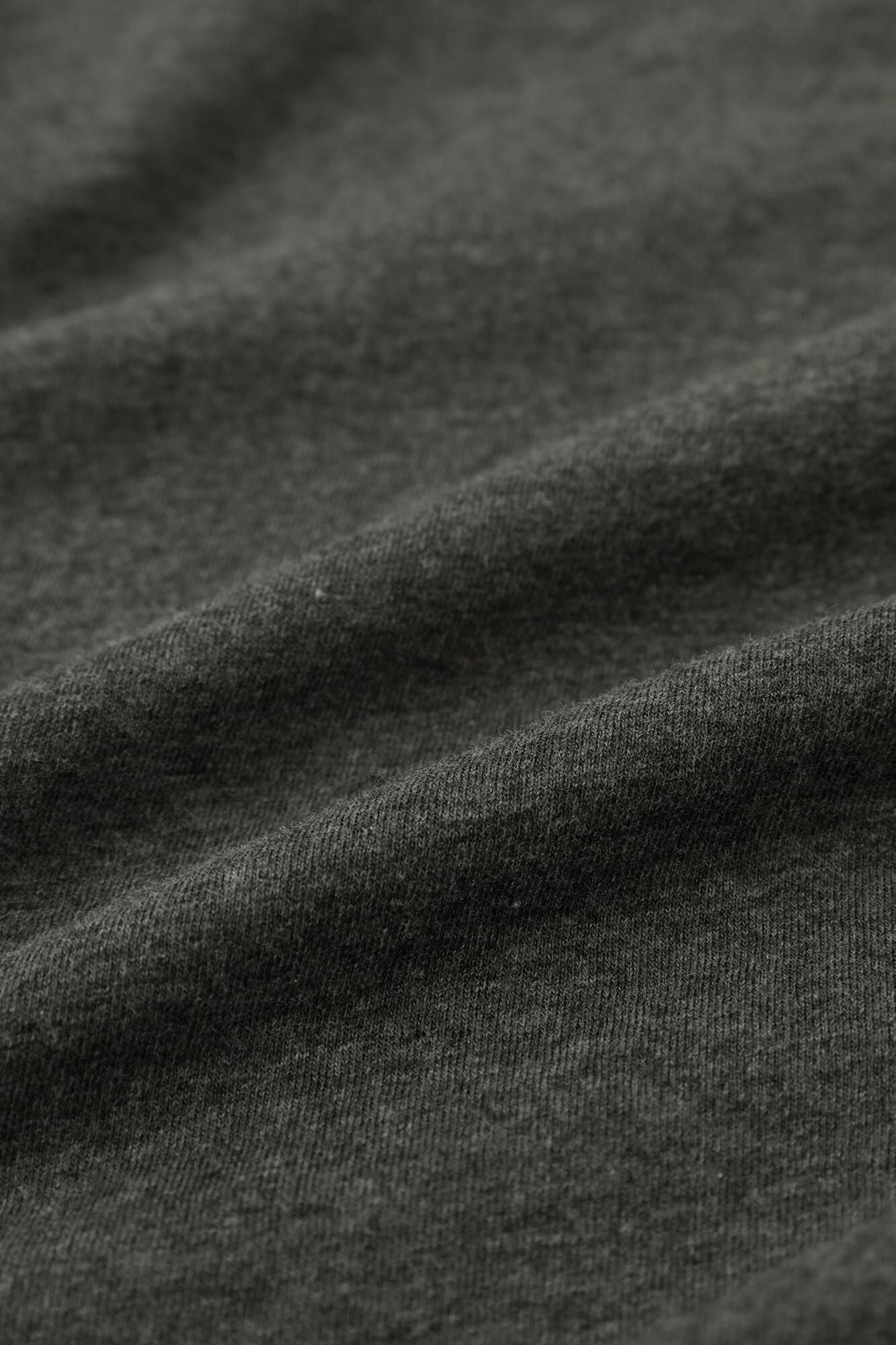 高領上衣／灰墨色