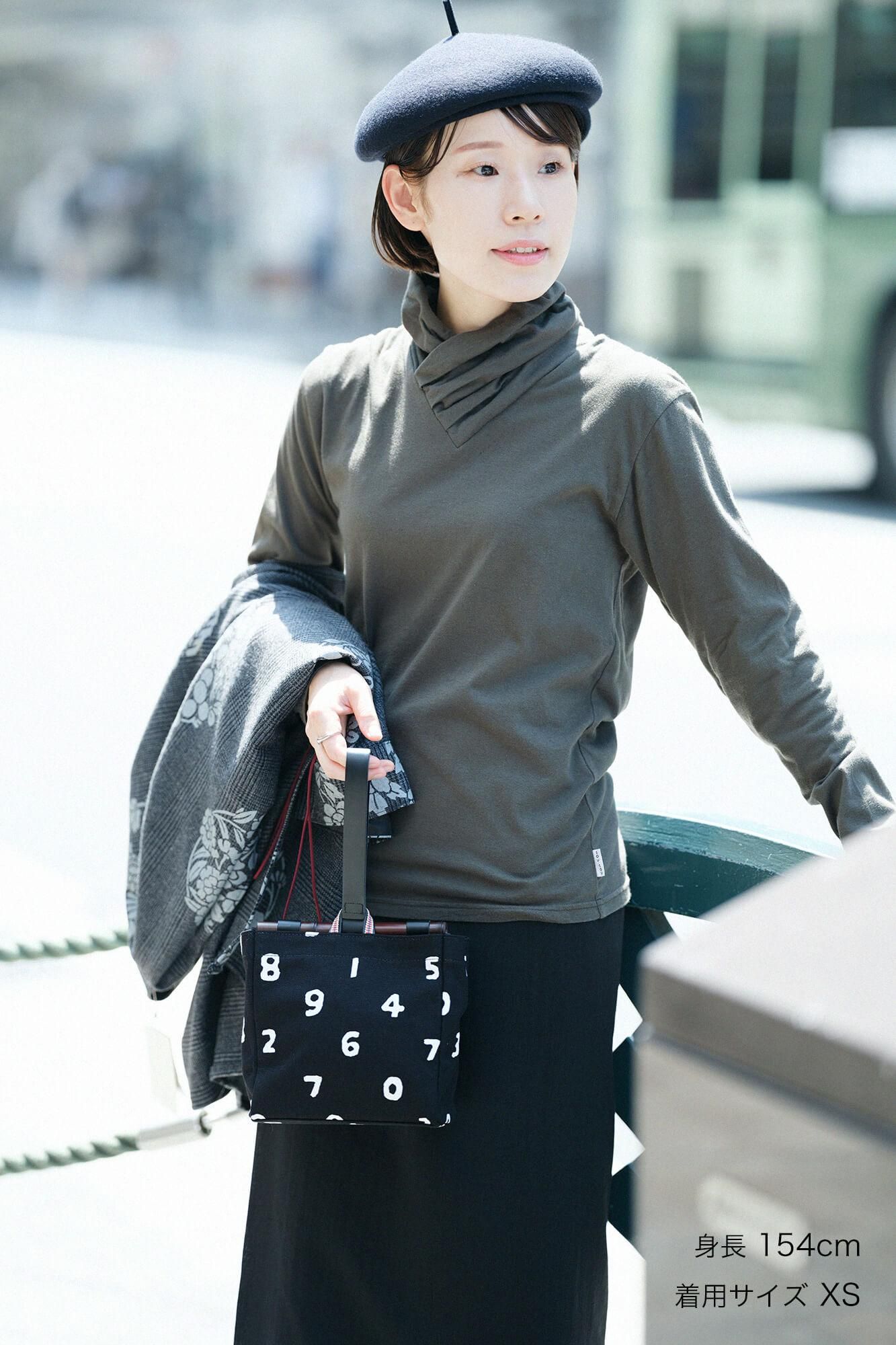 高領上衣／暗綠褐色